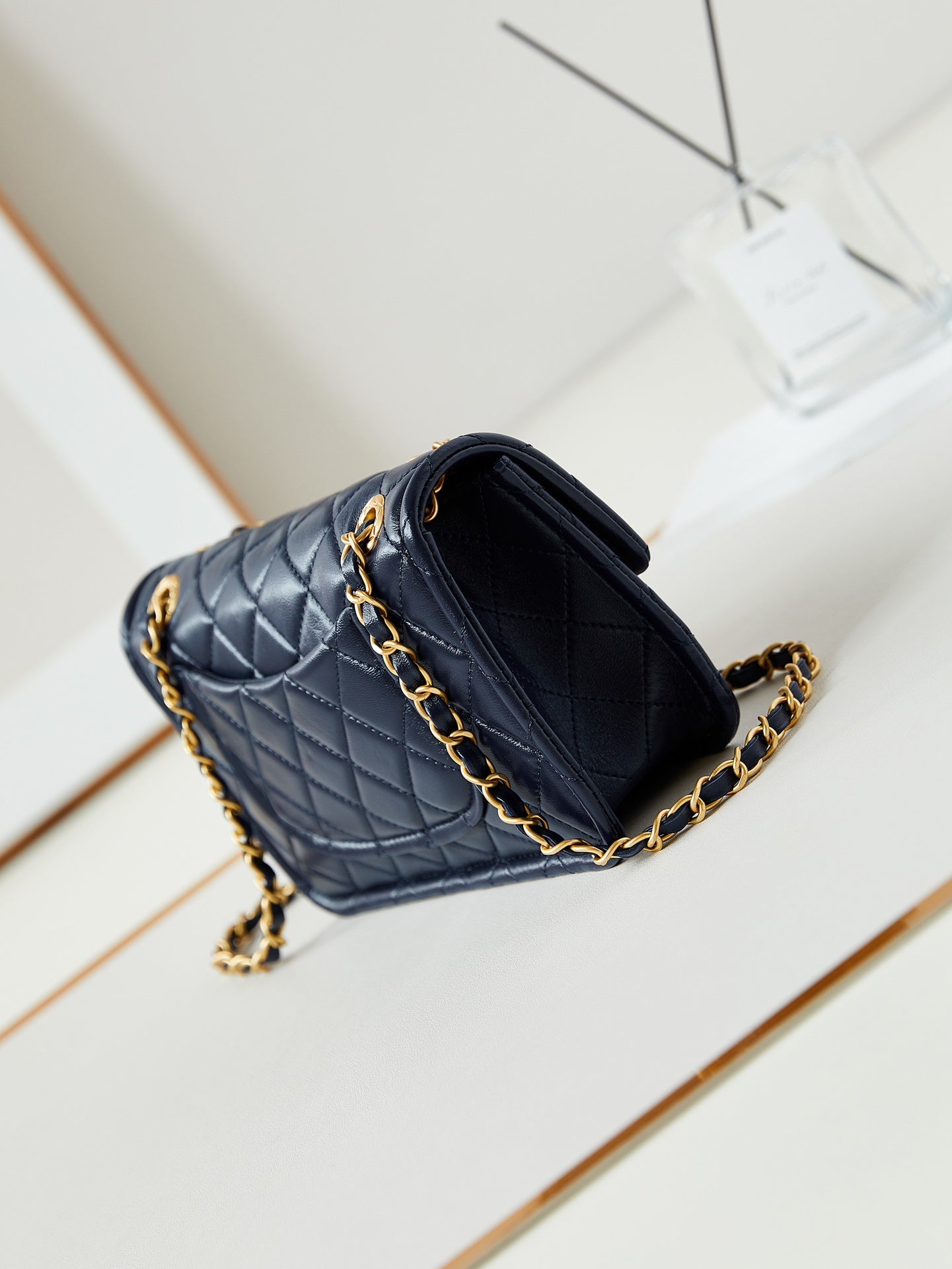 24S PETIT SAC À RABAT 23 CM CUIR DE VEAU BLEU FONCÉ QUINCAILLERIE DORÉE