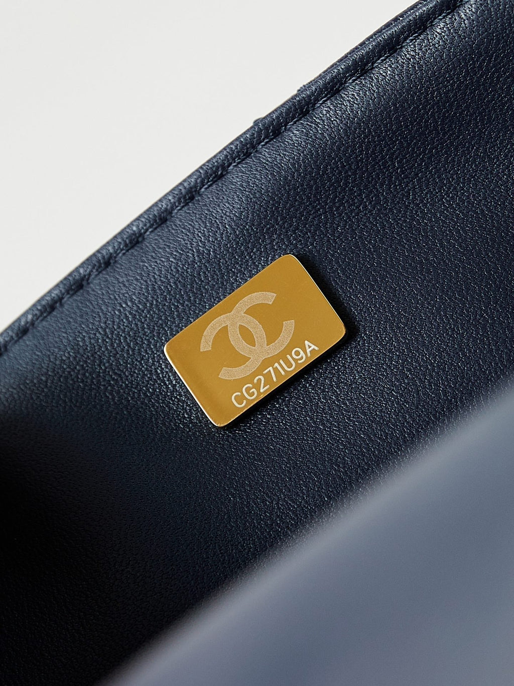 24S PETIT SAC À RABAT 23 CM CUIR DE VEAU BLEU FONCÉ QUINCAILLERIE DORÉE