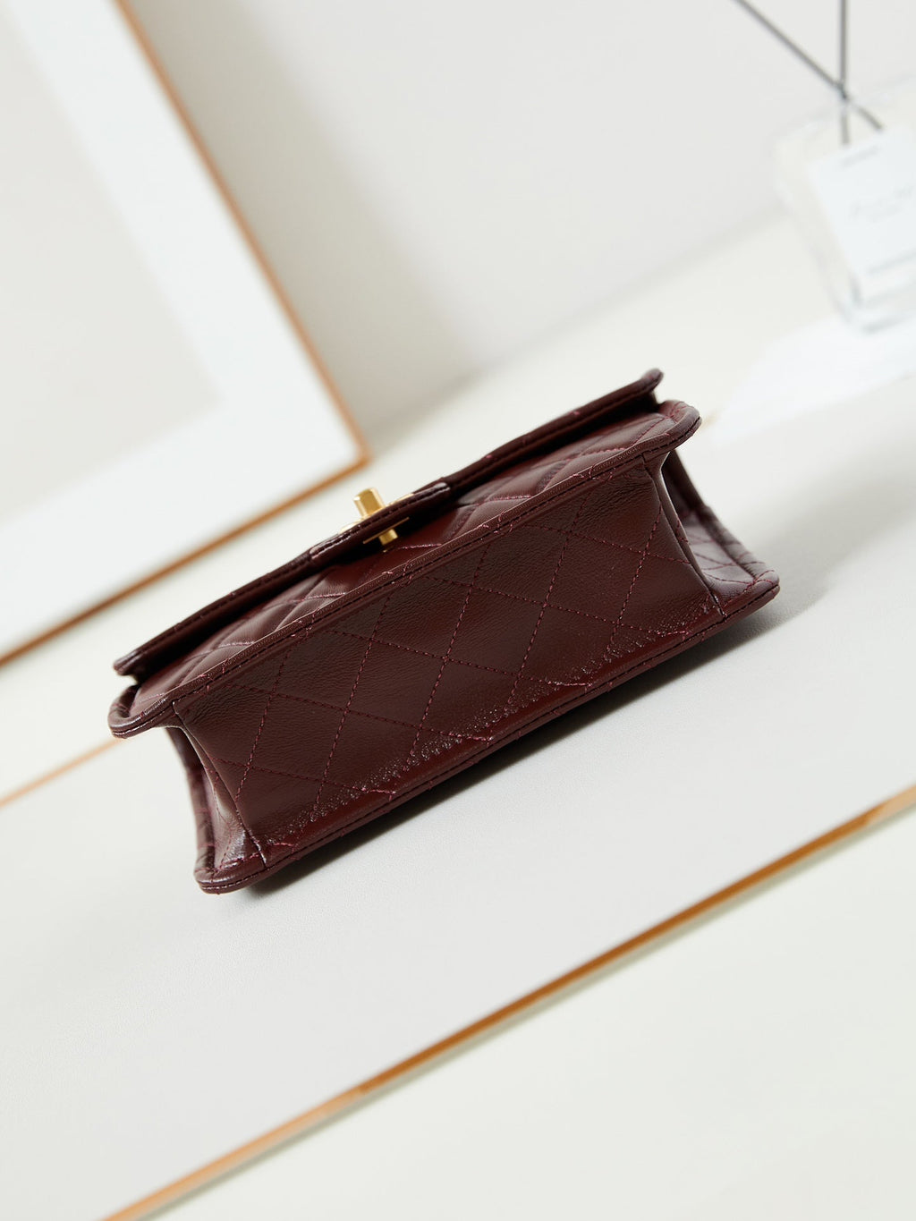 24S PETIT SAC À RABAT 23 CM CUIR DE VEAU BORDEAUX QUINCAILLERIE DORÉE