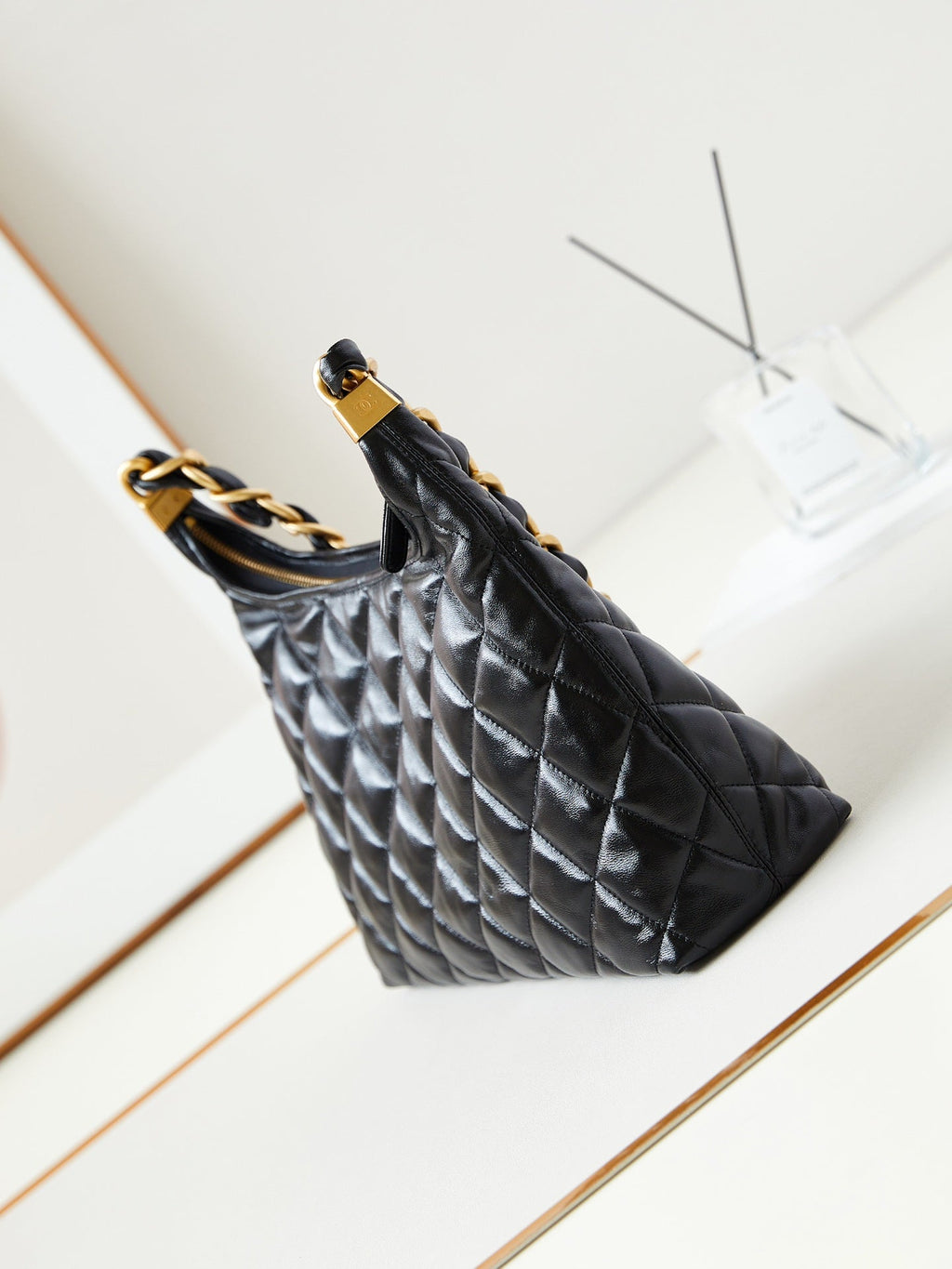 SAC HOBO 24A 32 CM EN CUIR DE VEAU NOIR QUINCAILLERIE DORÉ