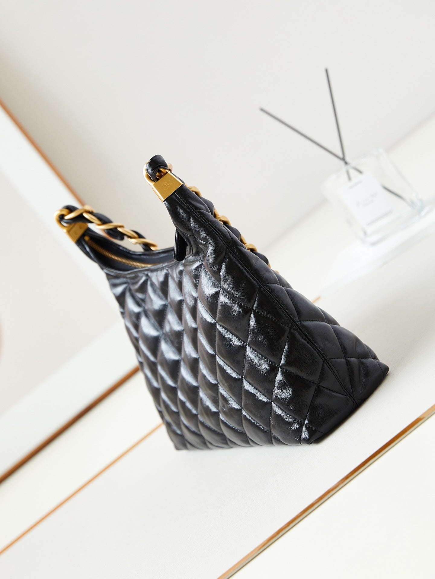 SAC HOBO 24A 32 CM EN CUIR DE VEAU NOIR QUINCAILLERIE DORÉ