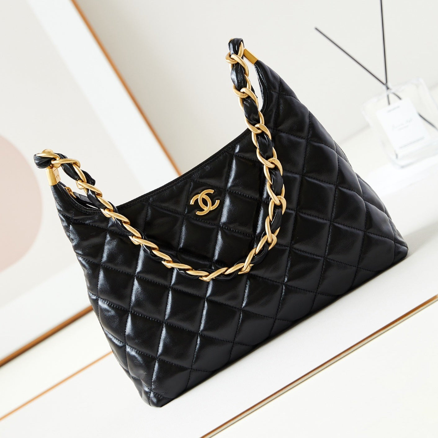 SAC HOBO 24A 32 CM EN CUIR DE VEAU NOIR QUINCAILLERIE DORÉ