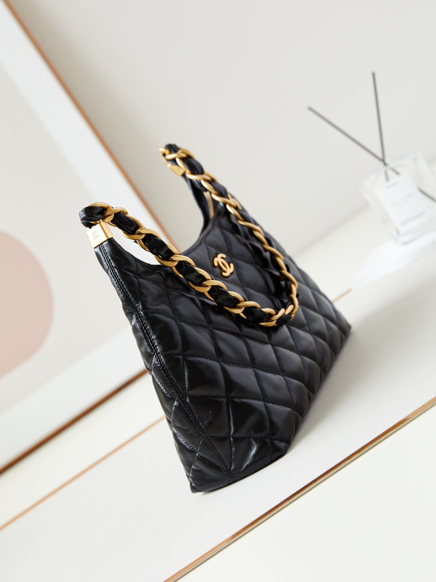 SAC HOBO 24A 32 CM EN CUIR DE VEAU NOIR QUINCAILLERIE DORÉ