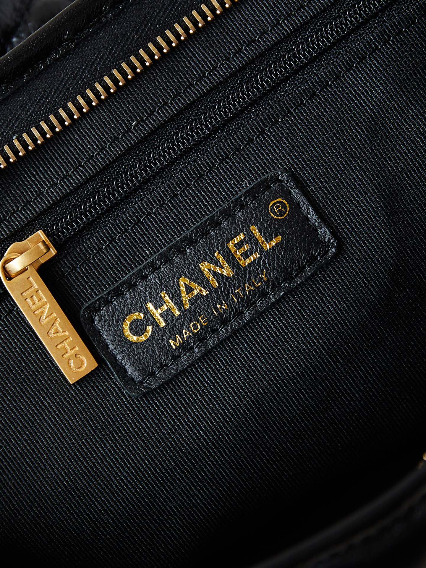 SAC HOBO 24A 32 CM EN CUIR DE VEAU NOIR QUINCAILLERIE DORÉ