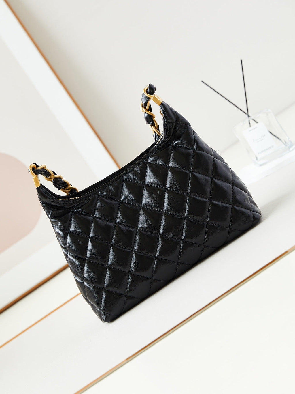 SAC HOBO 24A 32 CM EN CUIR DE VEAU NOIR QUINCAILLERIE DORÉ