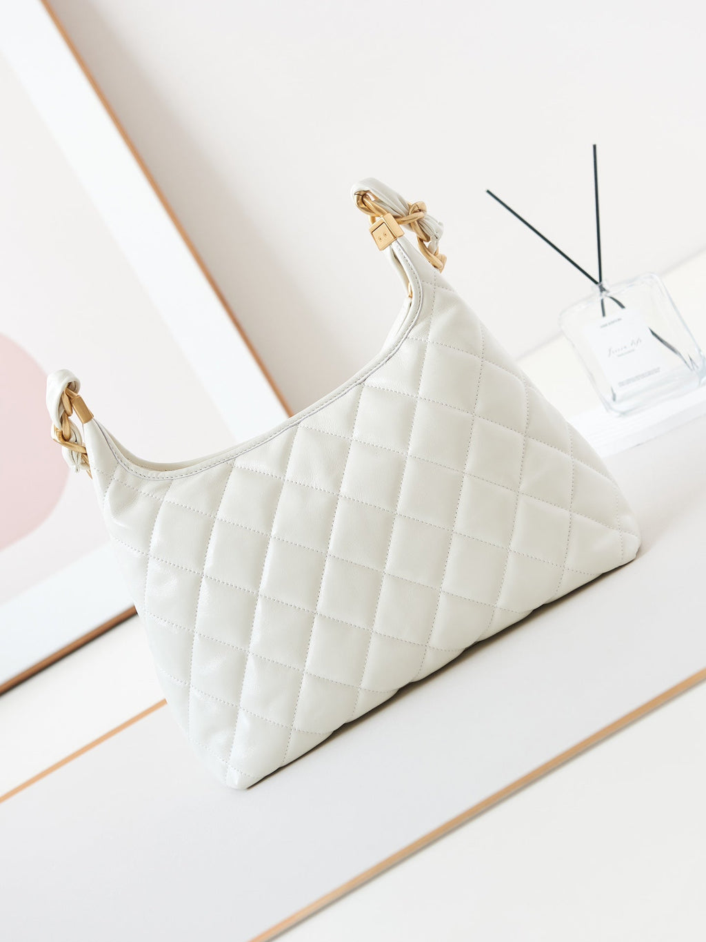 SAC HOBO 24A 32 CM EN CUIR DE VEAU BLANC QUINCAILLERIE DORÉE