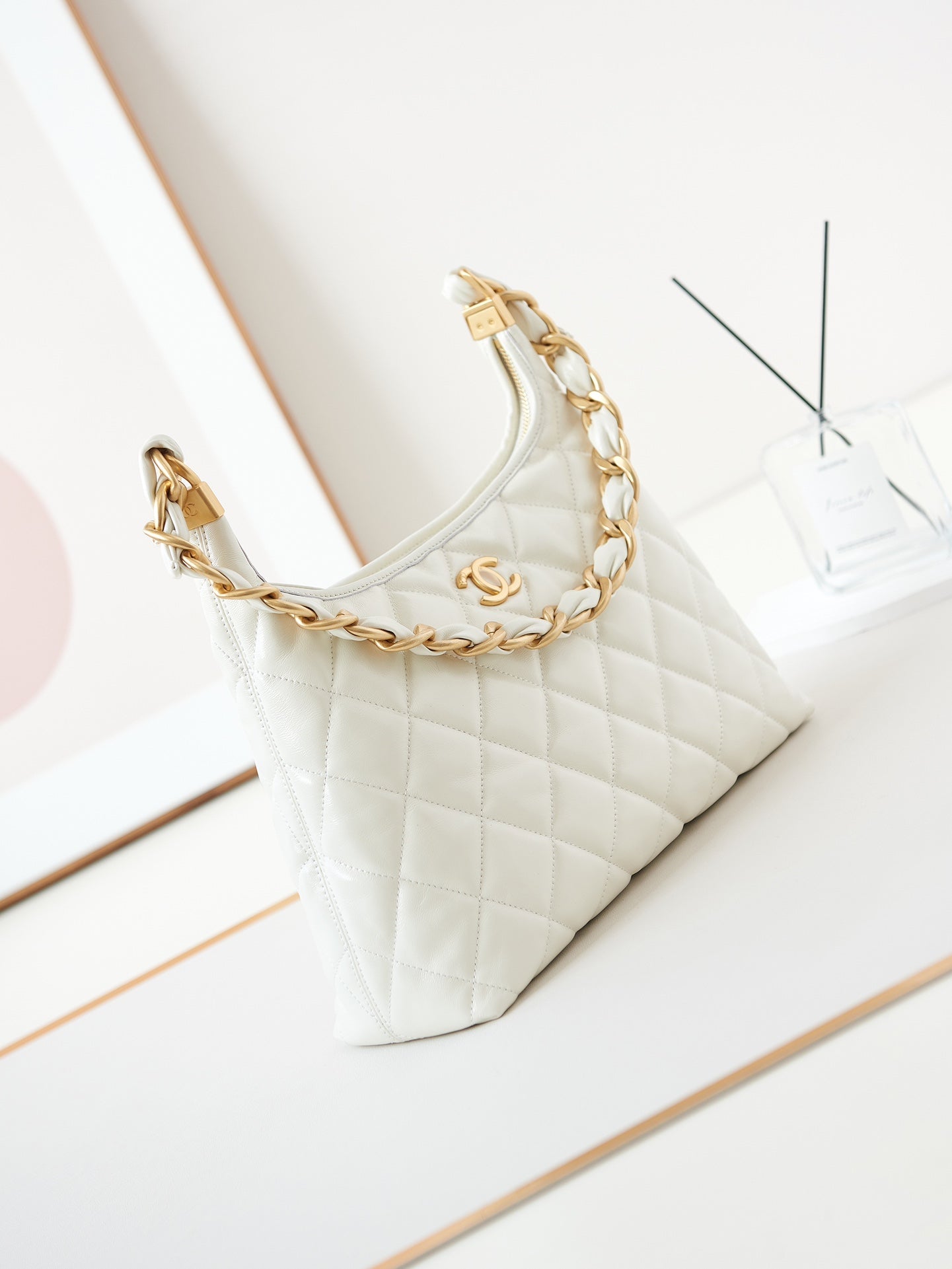 SAC HOBO 24A 32 CM EN CUIR DE VEAU BLANC QUINCAILLERIE DORÉE