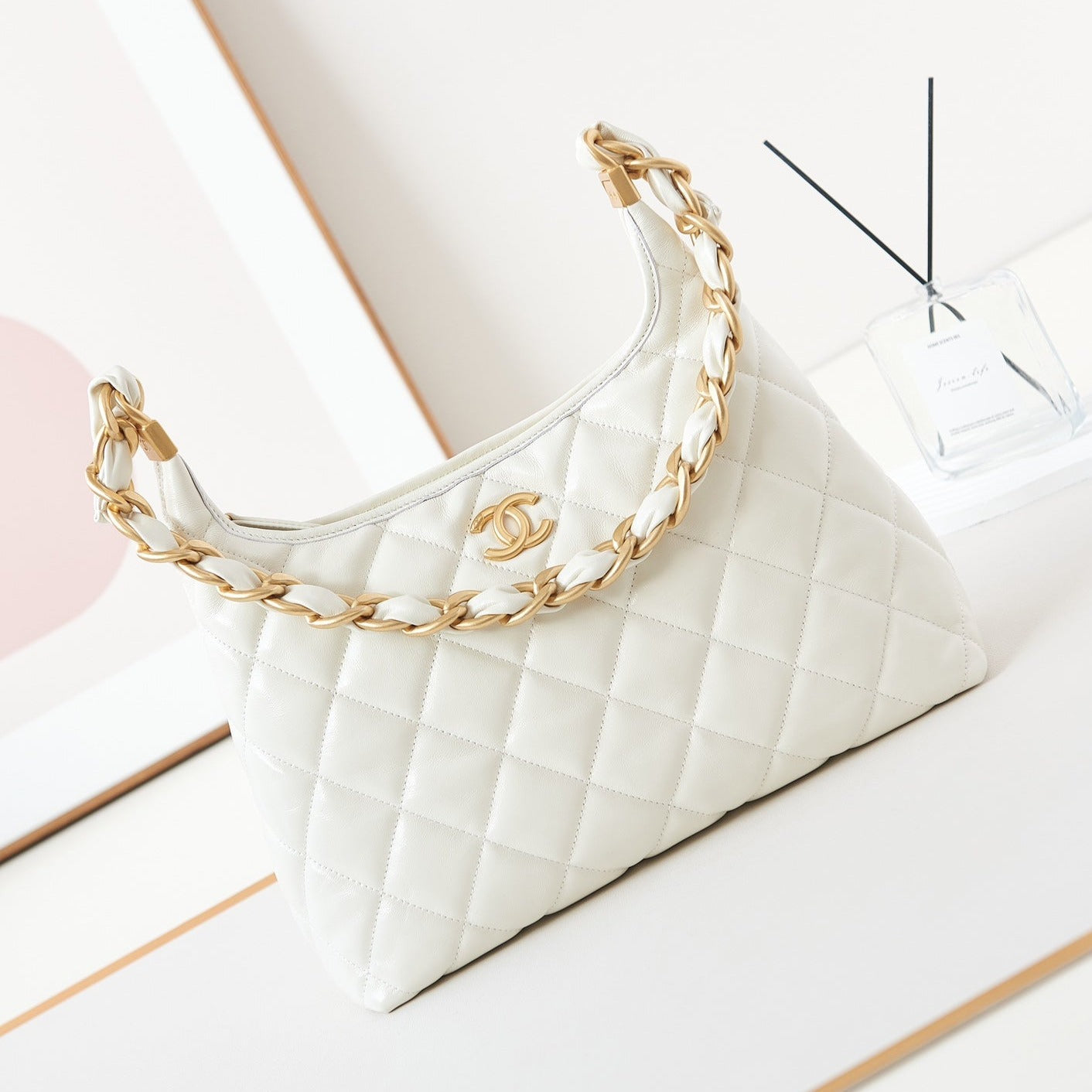 SAC HOBO 24A 32 CM EN CUIR DE VEAU BLANC QUINCAILLERIE DORÉE