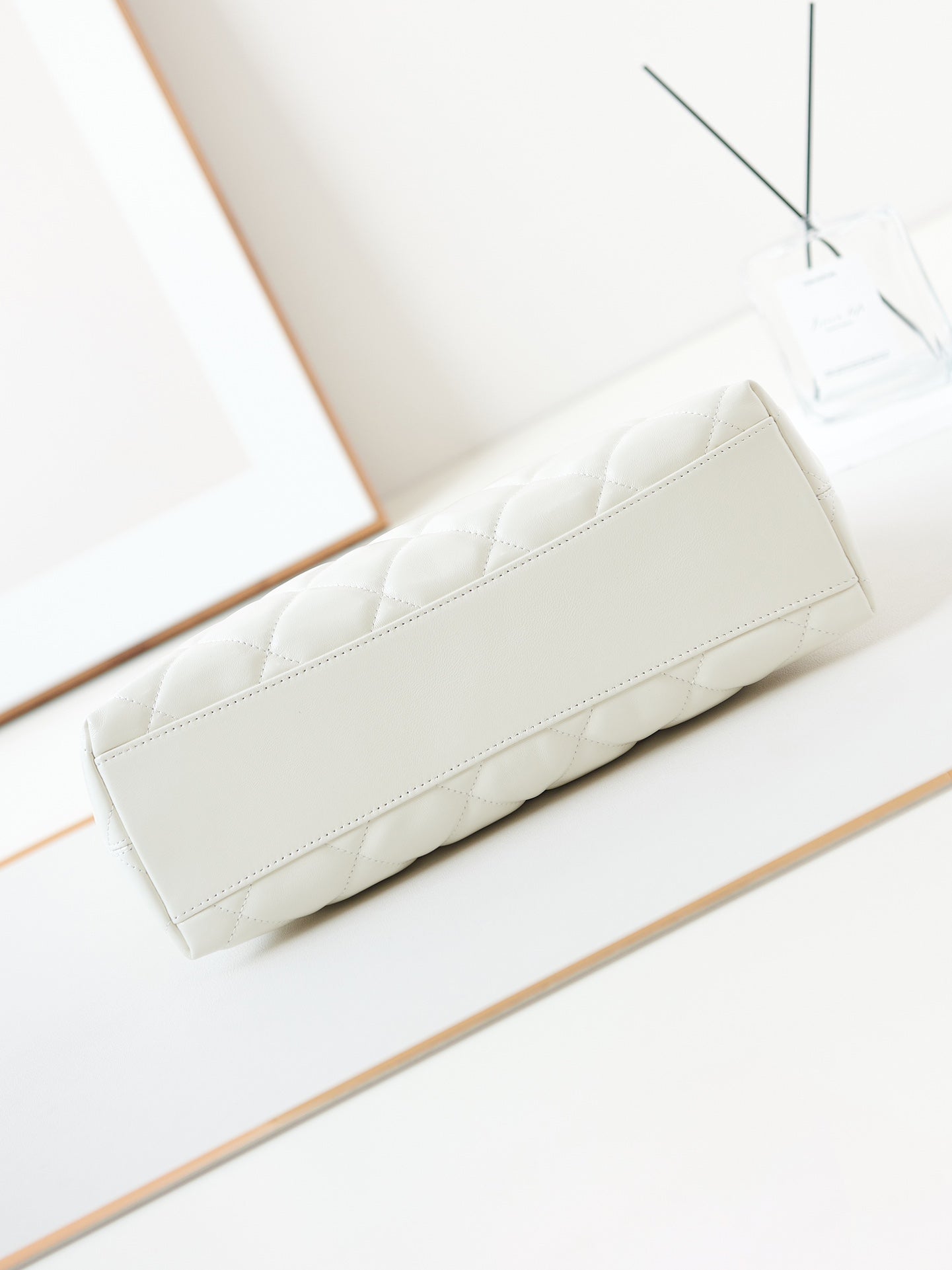 SAC HOBO 24A 32 CM EN CUIR DE VEAU BLANC QUINCAILLERIE DORÉE