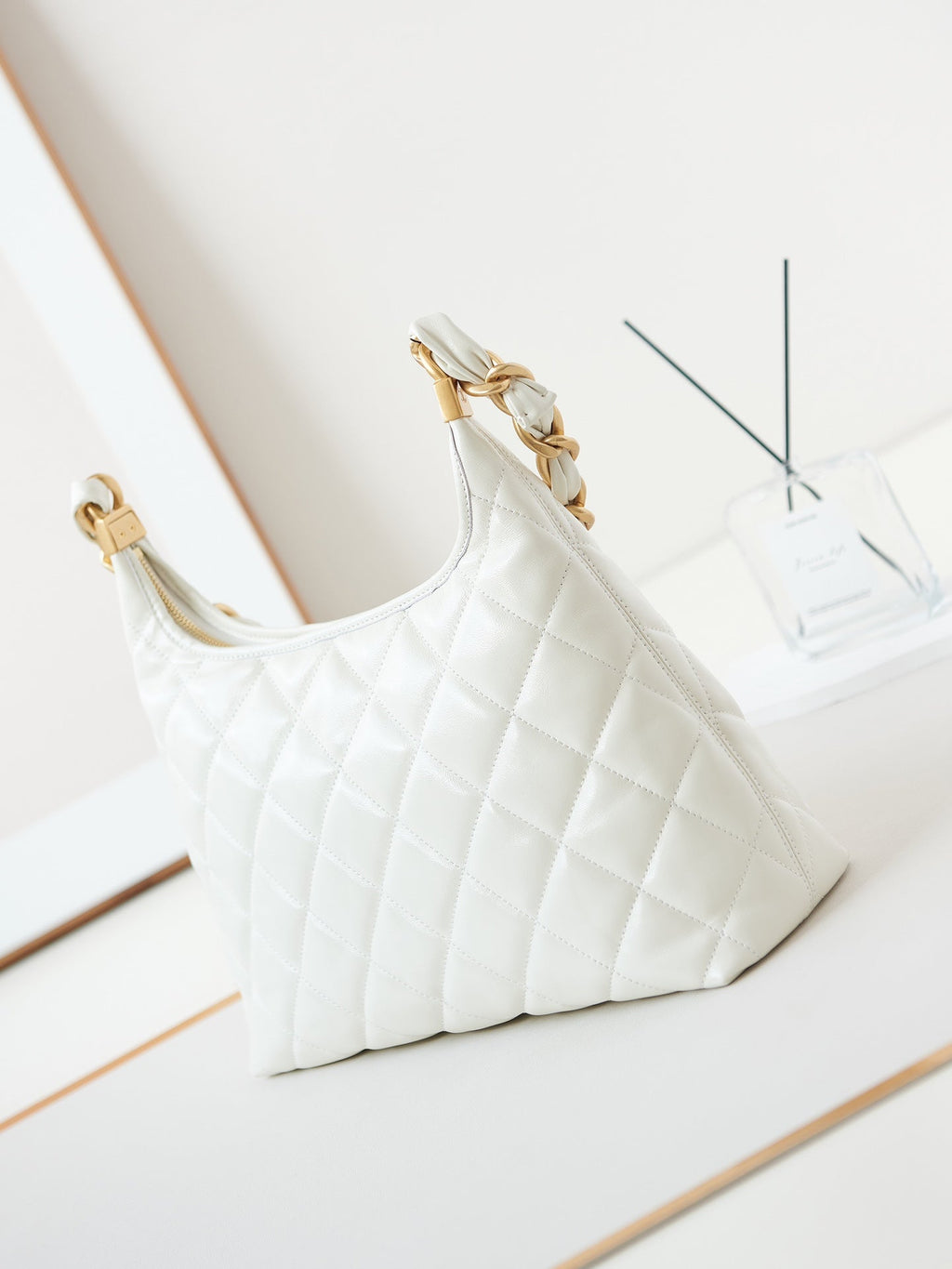 SAC HOBO 24A 32 CM EN CUIR DE VEAU BLANC QUINCAILLERIE DORÉE