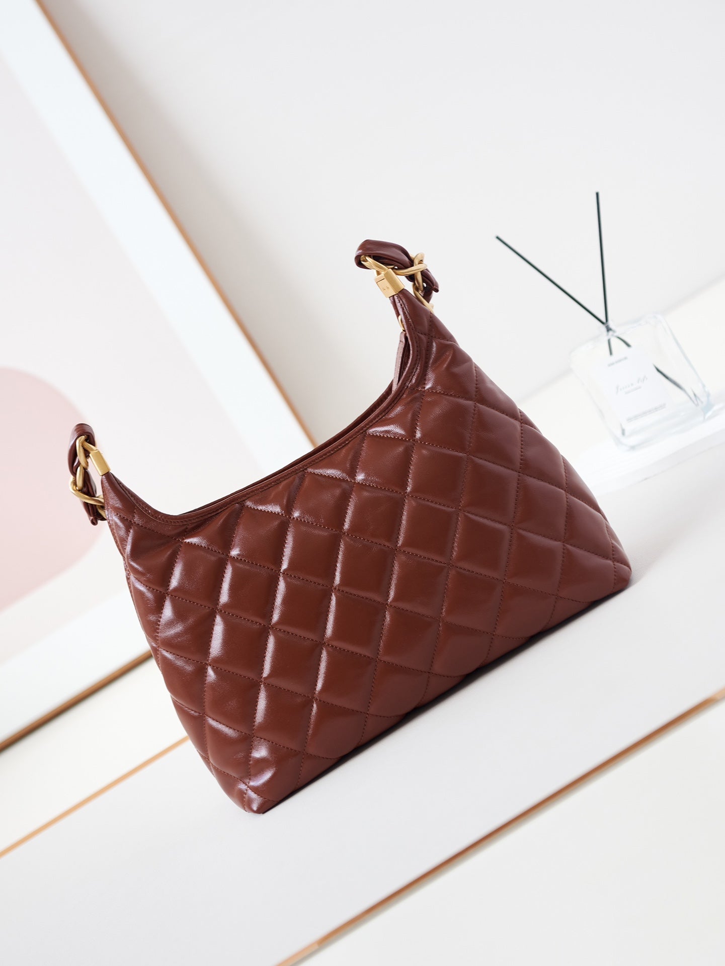 SAC HOBO 24A 32 CM EN CUIR DE VEAU BORDEAUX QUINCAILLERIE DORÉ