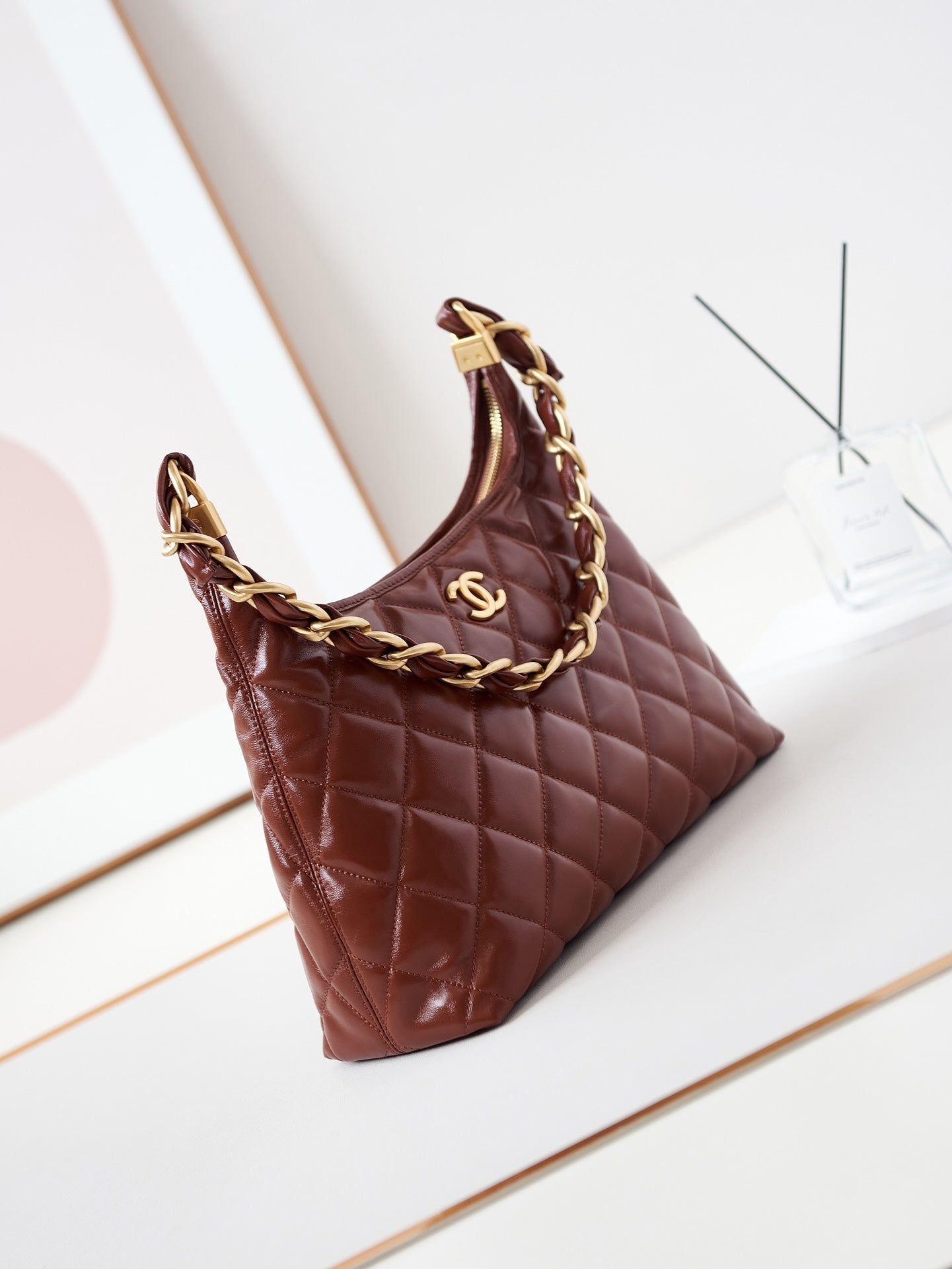 SAC HOBO 24A 32 CM EN CUIR DE VEAU BORDEAUX QUINCAILLERIE DORÉ