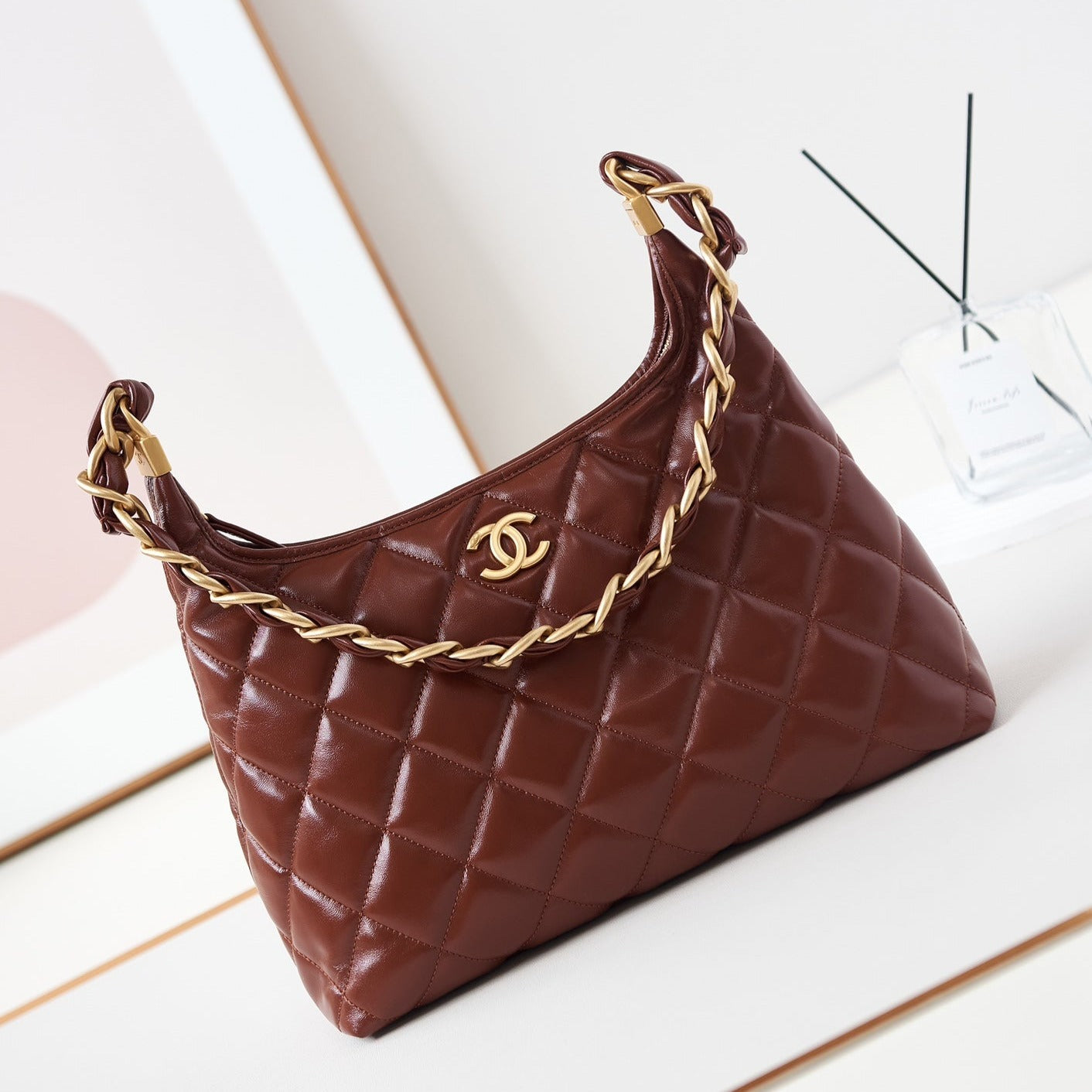 SAC HOBO 24A 32 CM EN CUIR DE VEAU BORDEAUX QUINCAILLERIE DORÉ