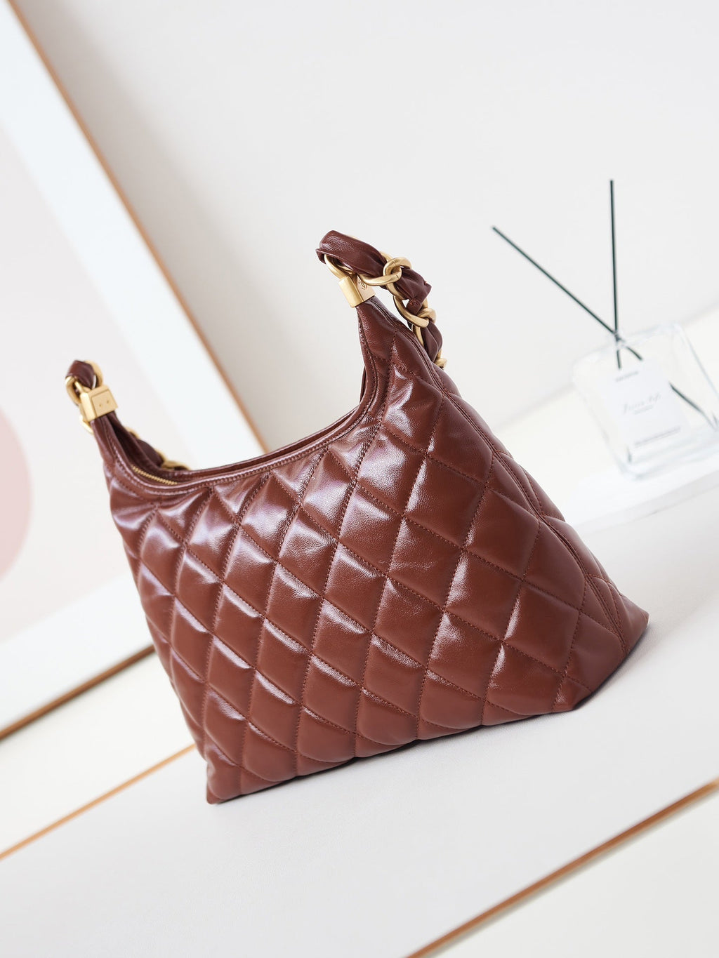 SAC HOBO 24A 32 CM EN CUIR DE VEAU BORDEAUX QUINCAILLERIE DORÉ