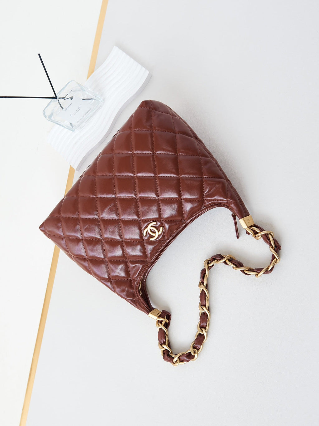 SAC HOBO 24A 32 CM EN CUIR DE VEAU BORDEAUX QUINCAILLERIE DORÉ