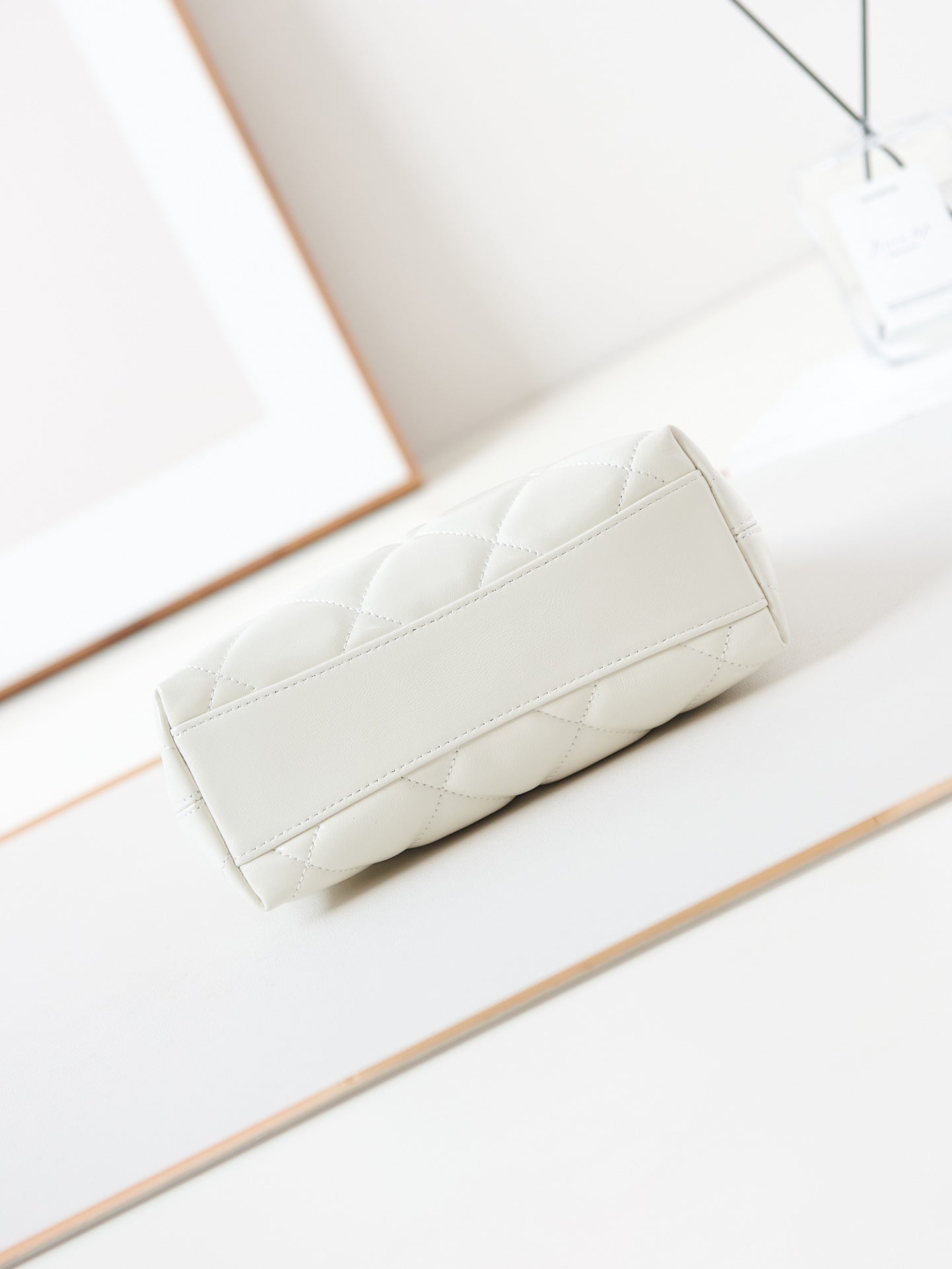 SAC HOBO 24A 23 CM EN CUIR DE VEAU BLANC QUINCAILLERIE DORÉE