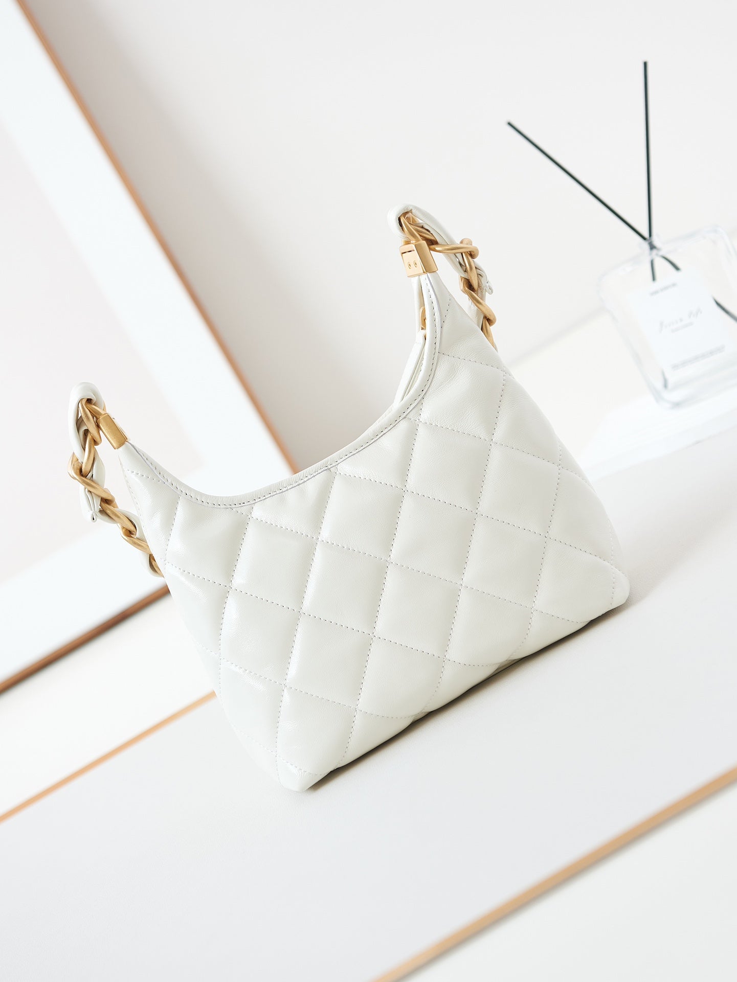 SAC HOBO 24A 23 CM EN CUIR DE VEAU BLANC QUINCAILLERIE DORÉE