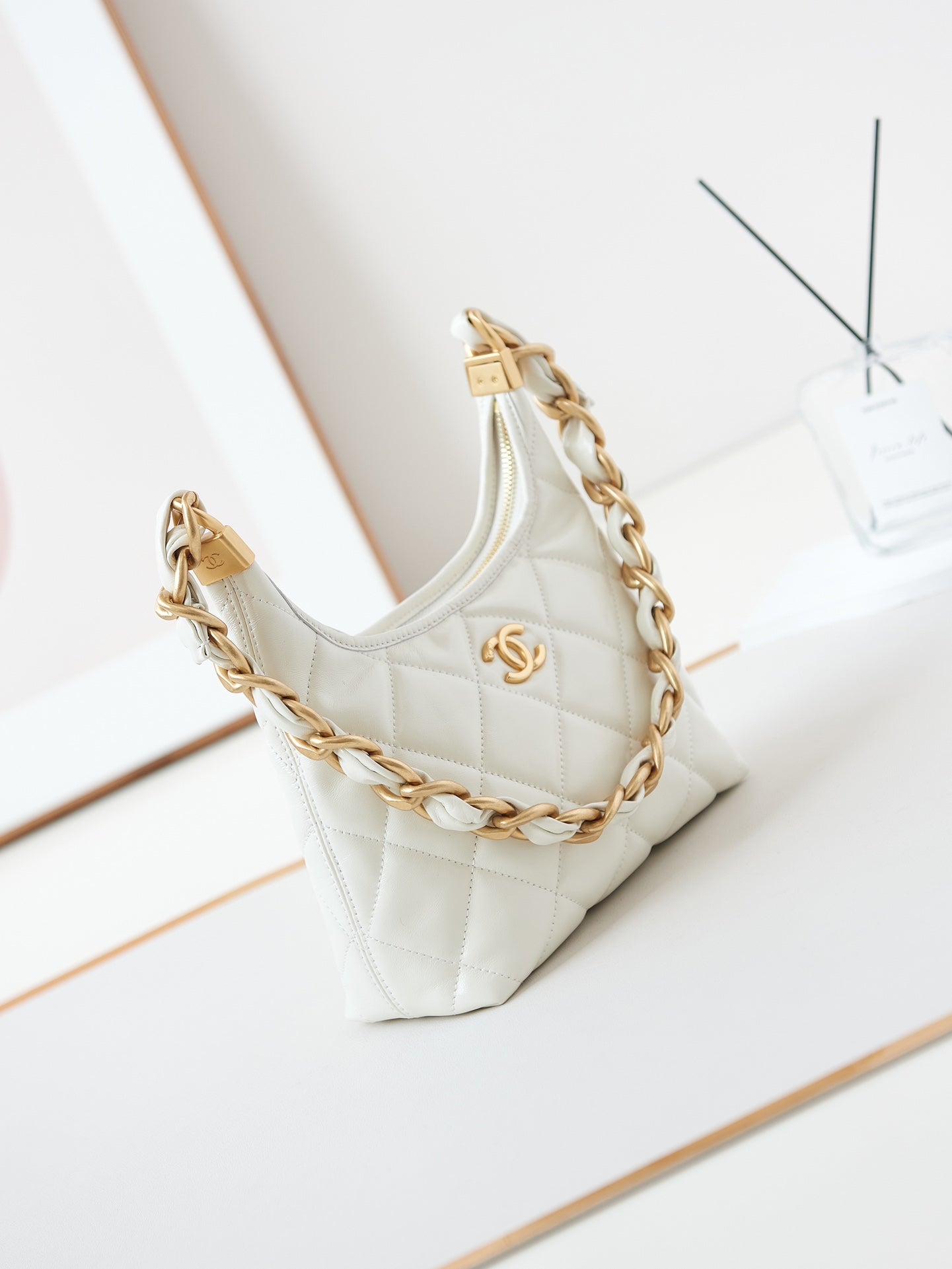 24A HOBO BAG 23CM WHITE CALFSKIN GOLD HARDWARE