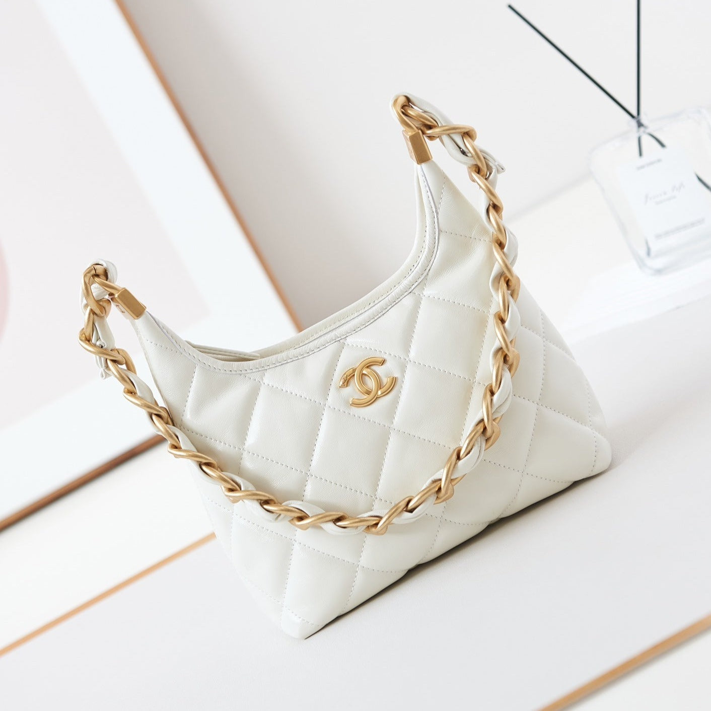 SAC HOBO 24A 23 CM EN CUIR DE VEAU BLANC QUINCAILLERIE DORÉE