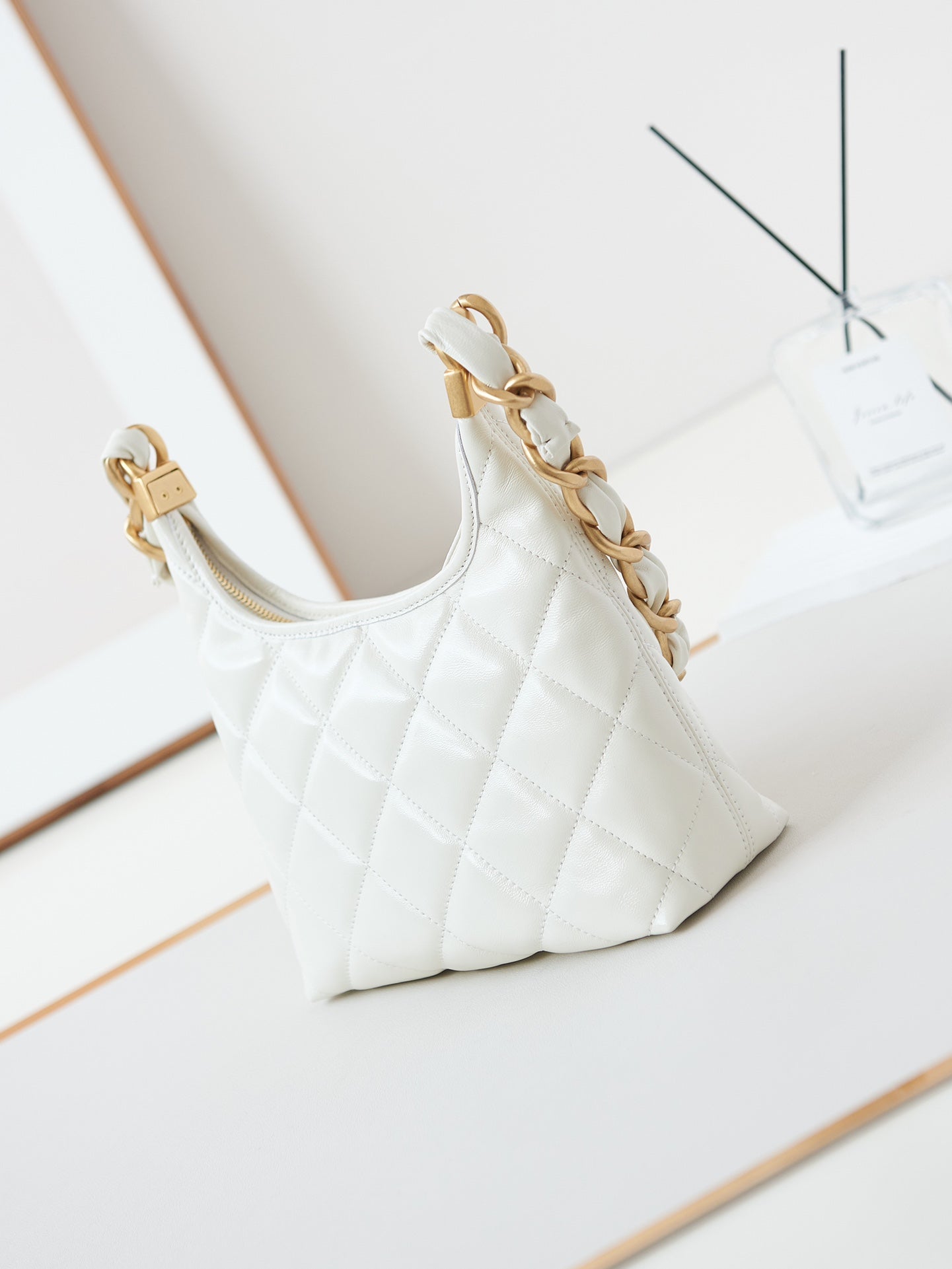 24A HOBO BAG 23CM WHITE CALFSKIN GOLD HARDWARE