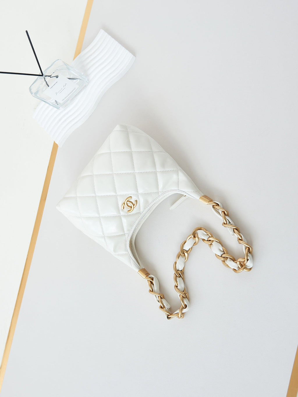 24A HOBO BAG 23CM WHITE CALFSKIN GOLD HARDWARE