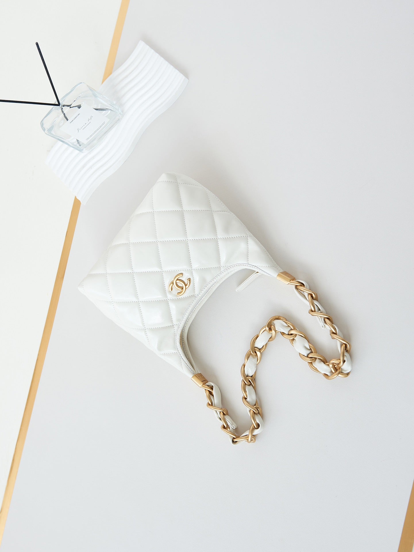 24A HOBO BAG 23CM WHITE CALFSKIN GOLD HARDWARE