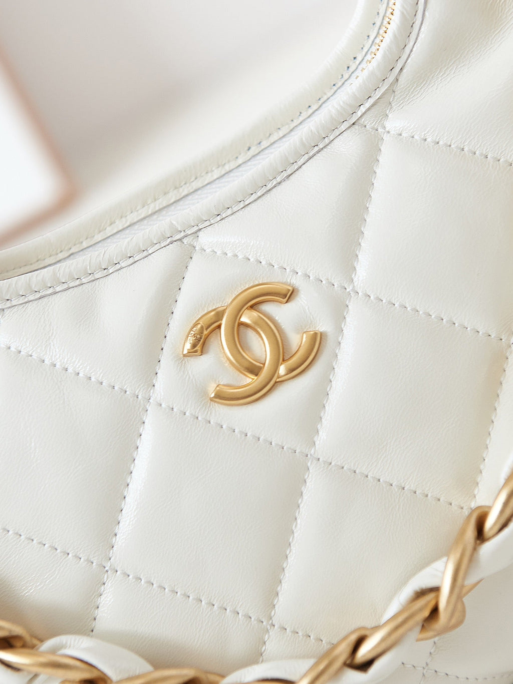 24A HOBO BAG 23CM WHITE CALFSKIN GOLD HARDWARE