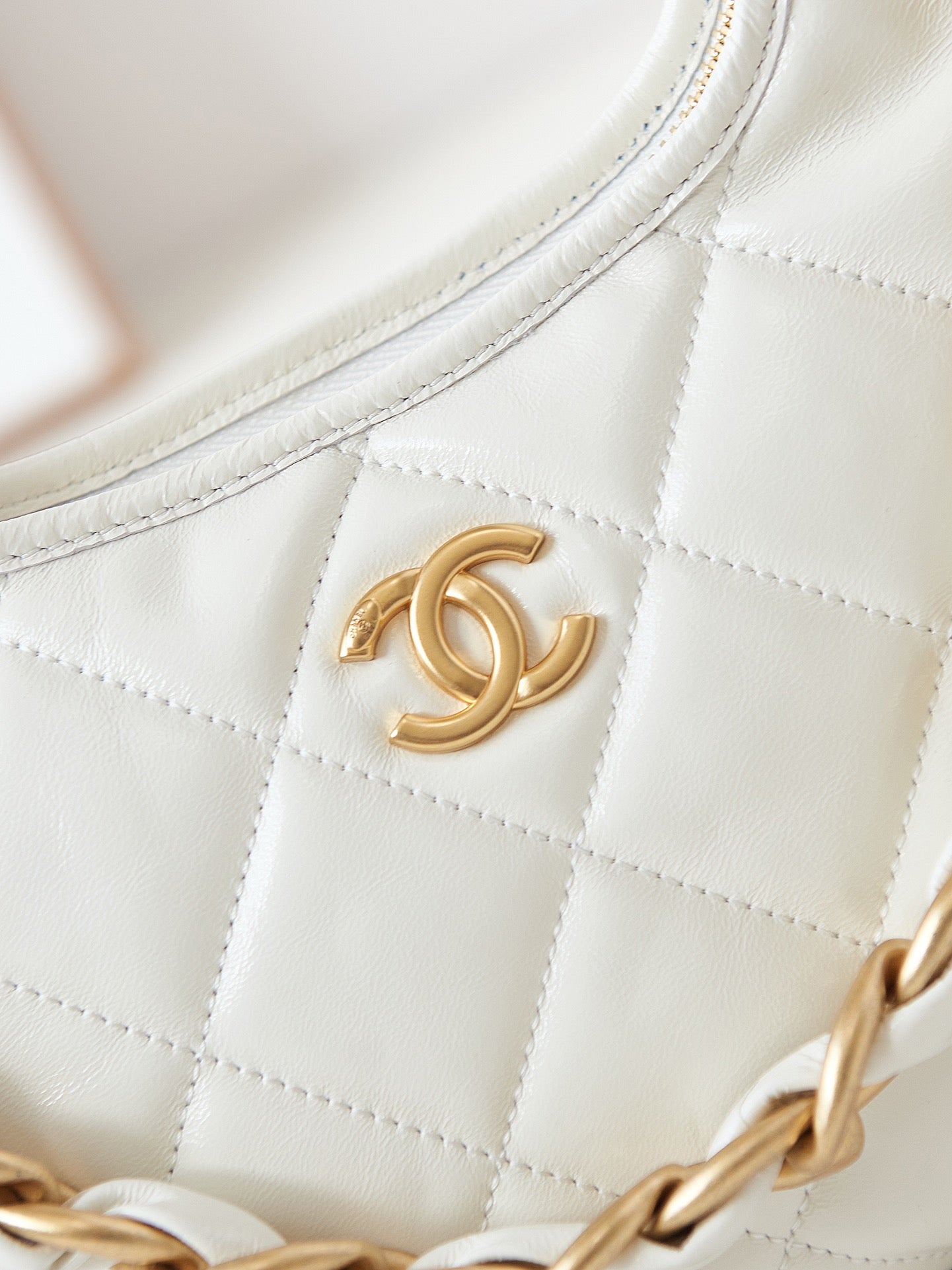 24A HOBO BAG 23CM WHITE CALFSKIN GOLD HARDWARE