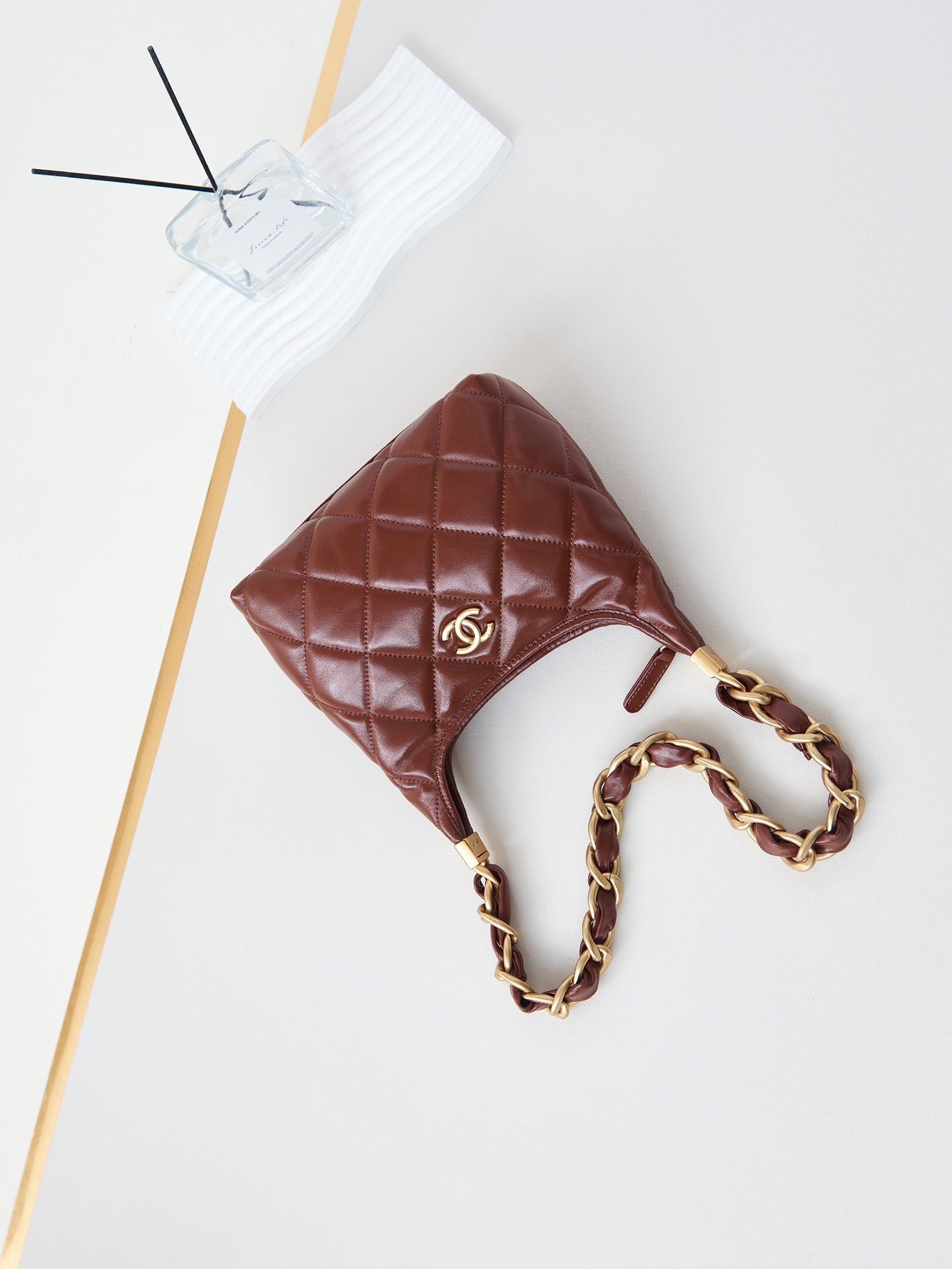 SAC HOBO 24A 23 CM EN CUIR DE VEAU BORDEAUX QUINCAILLERIE DORÉ