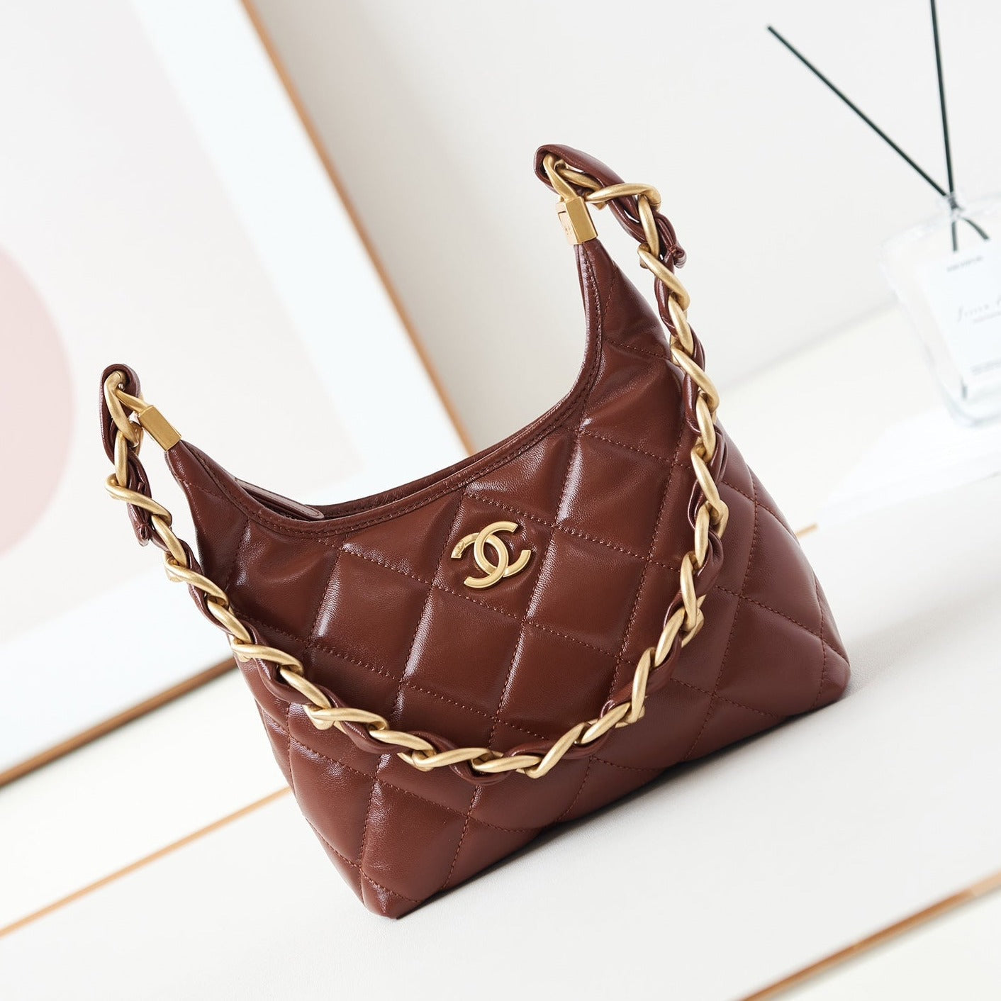 SAC HOBO 24A 23 CM EN CUIR DE VEAU BORDEAUX QUINCAILLERIE DORÉ