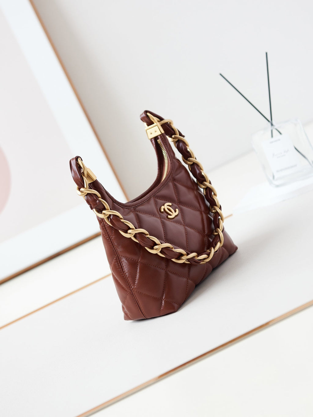 SAC HOBO 24A 23 CM EN CUIR DE VEAU BORDEAUX QUINCAILLERIE DORÉ