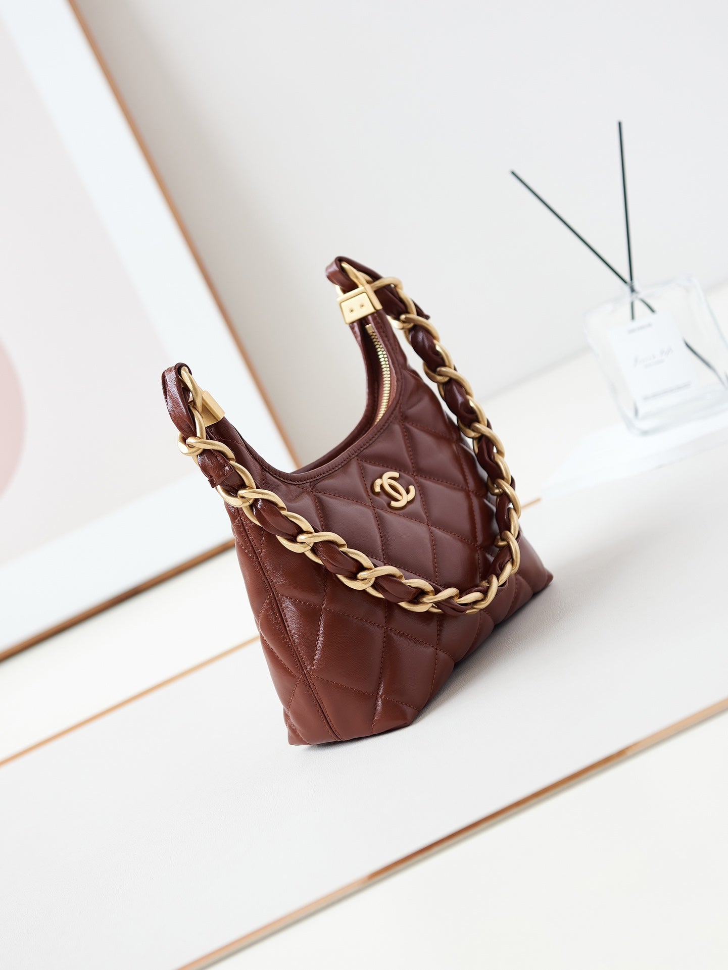 SAC HOBO 24A 23 CM EN CUIR DE VEAU BORDEAUX QUINCAILLERIE DORÉ