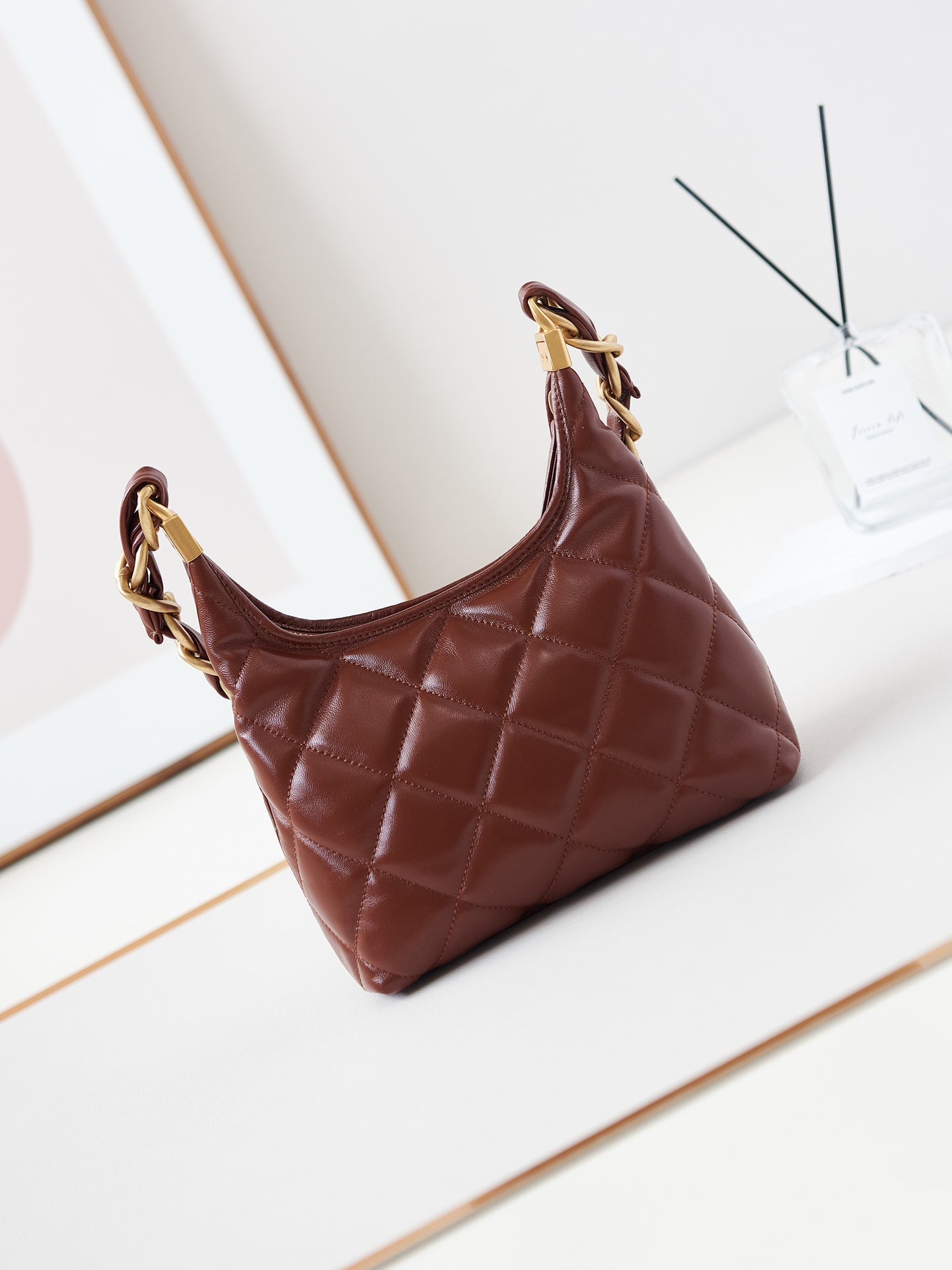 SAC HOBO 24A 23 CM EN CUIR DE VEAU BORDEAUX QUINCAILLERIE DORÉ