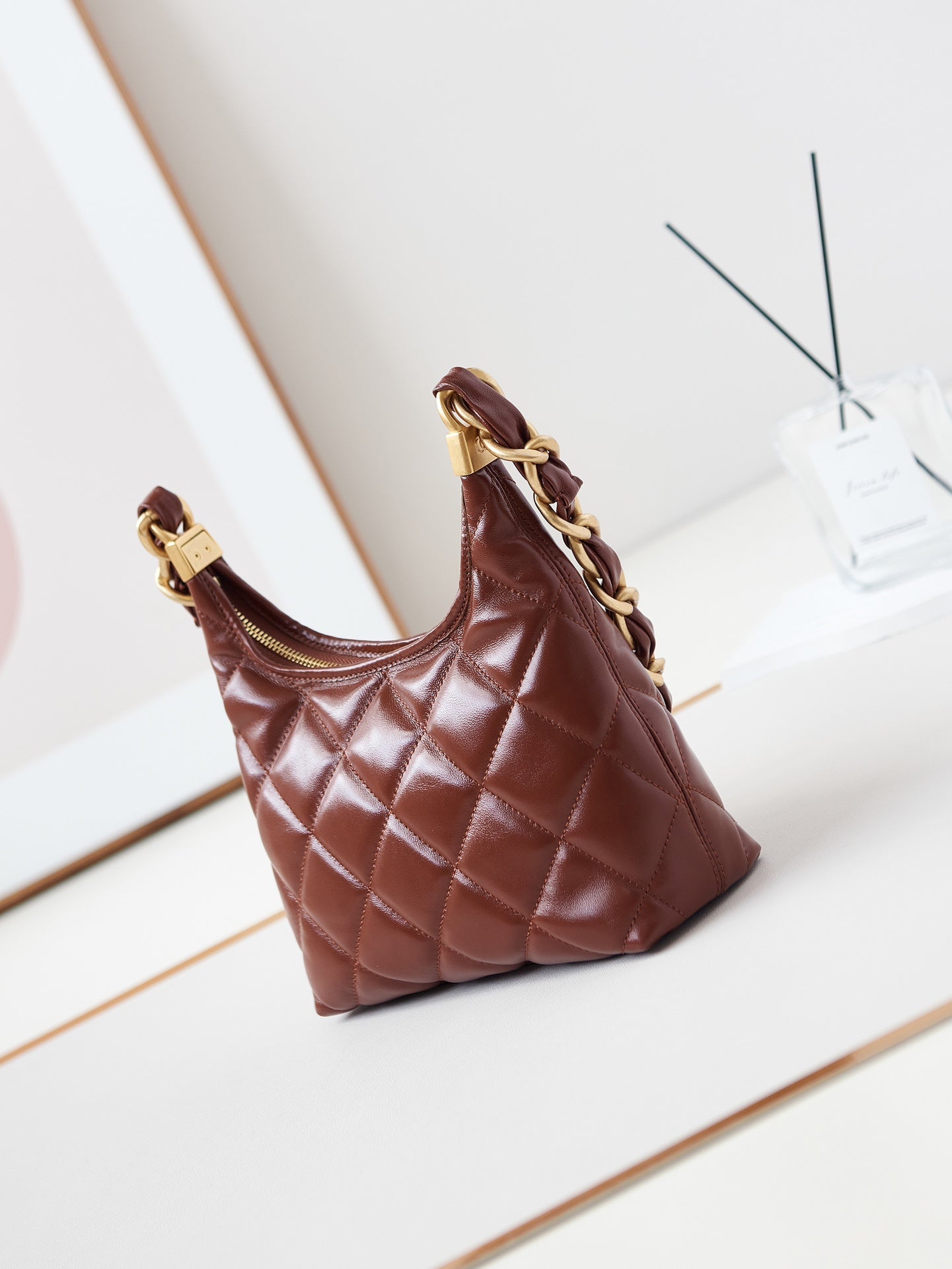 SAC HOBO 24A 23 CM EN CUIR DE VEAU BORDEAUX QUINCAILLERIE DORÉ