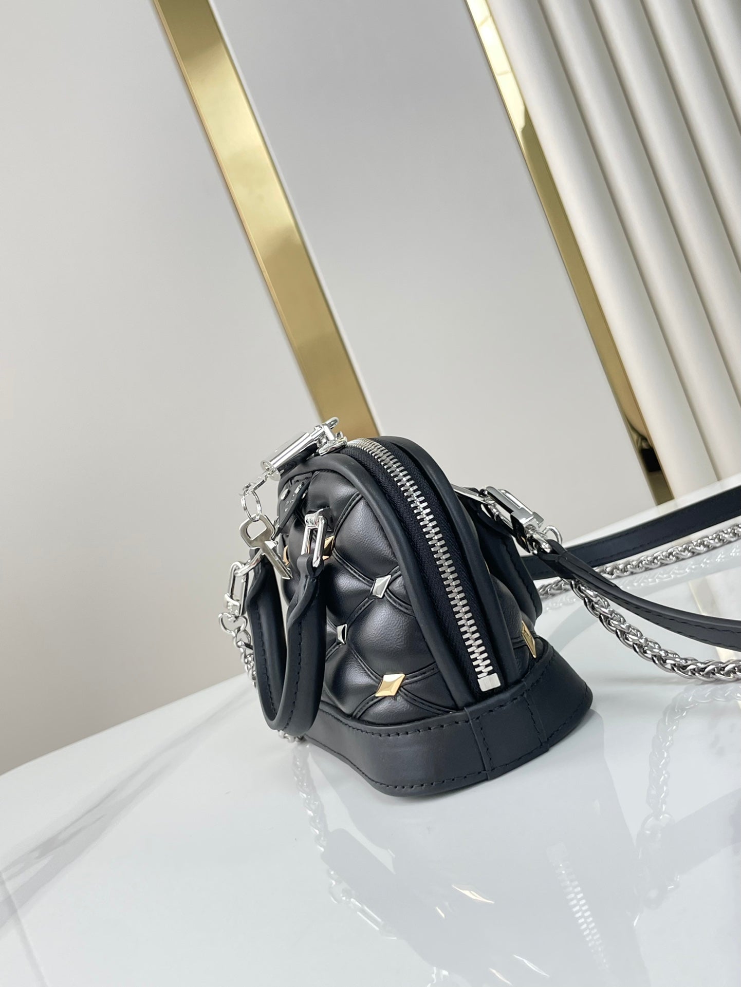 NANO ALMA 18 EN CUIR D'AGNEAU MATELASSÉ NOIR, QUINCAILLERIE OR ET ARGENT