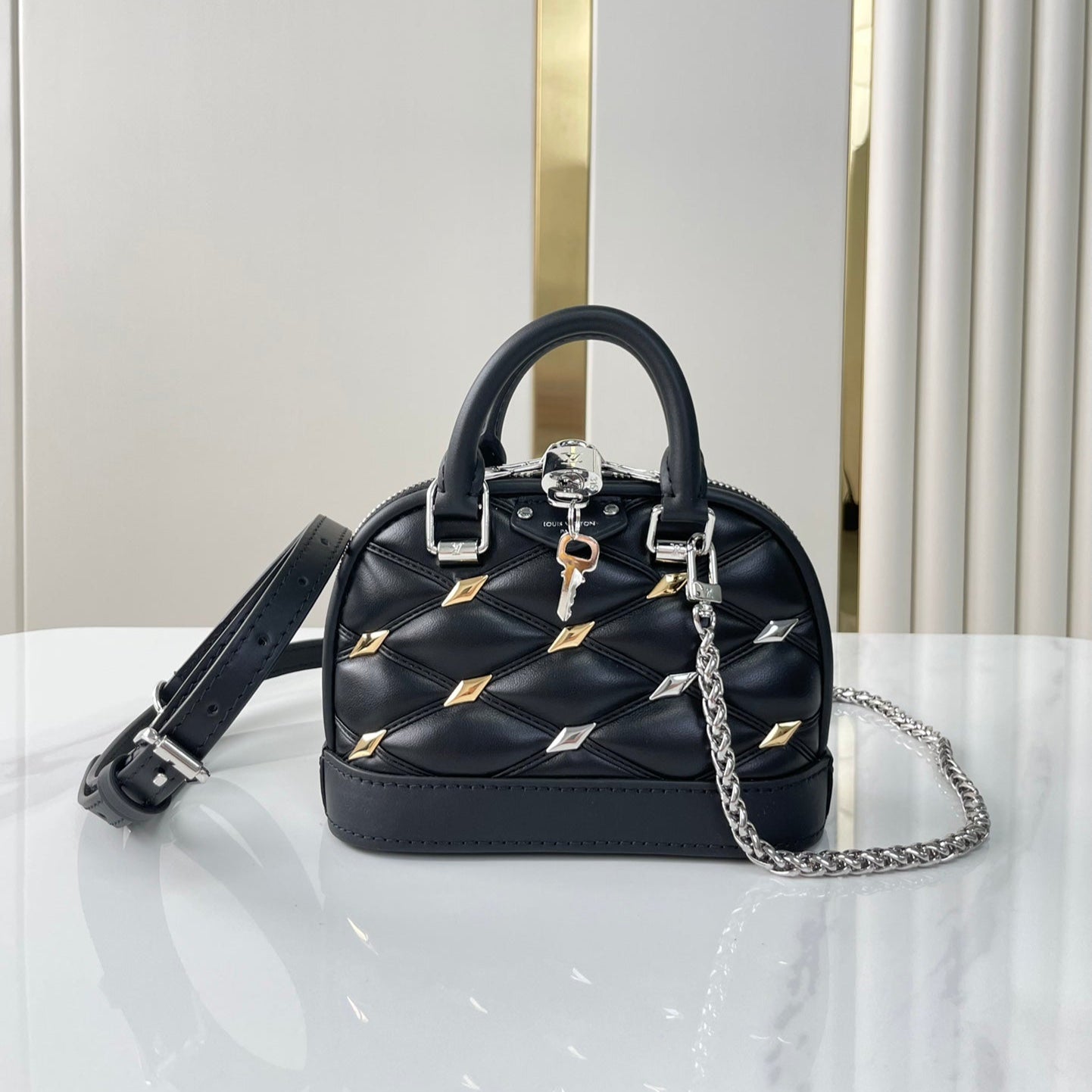 NANO ALMA 18 EN CUIR D'AGNEAU MATELASSÉ NOIR, QUINCAILLERIE OR ET ARGENT