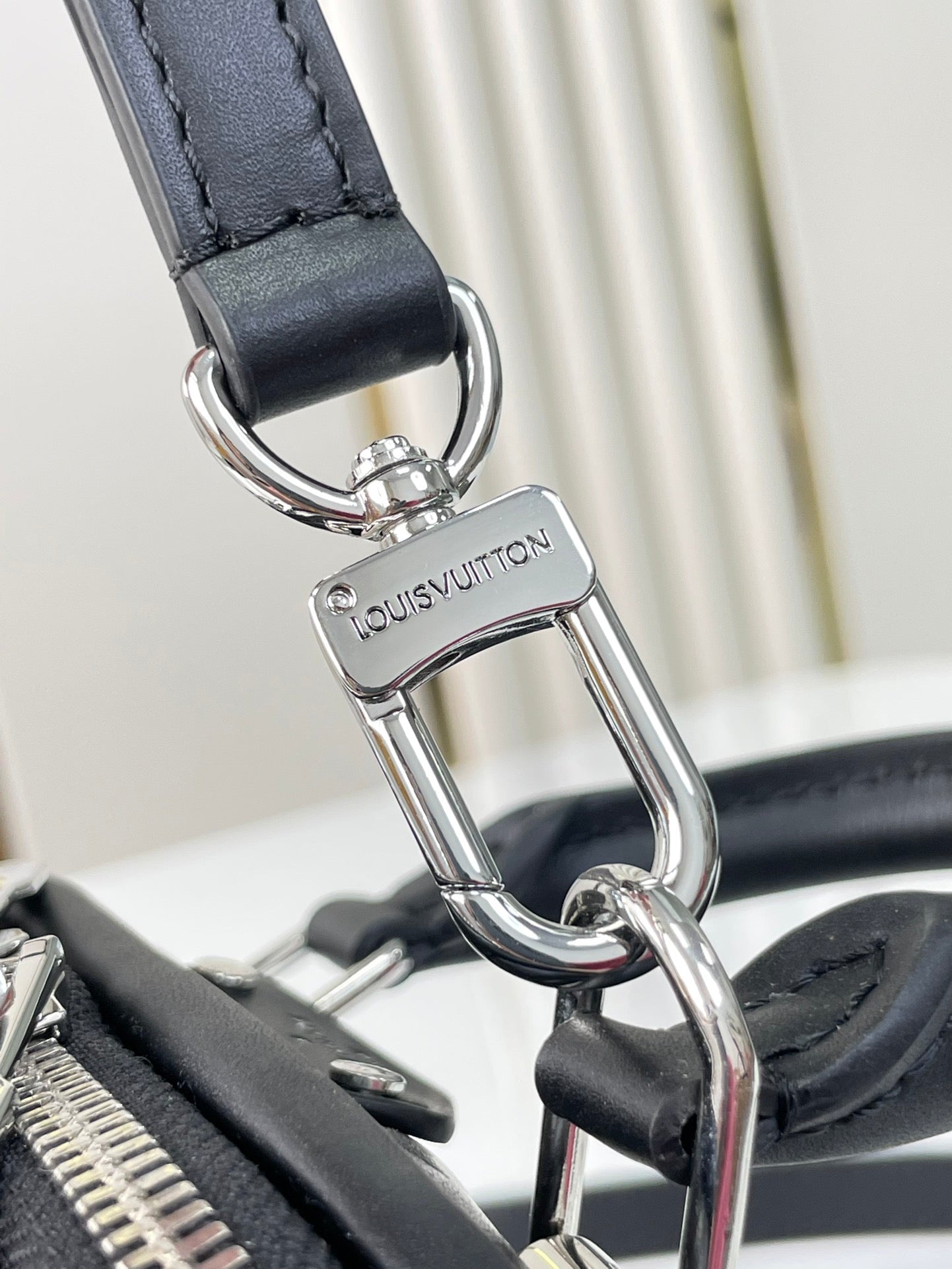 NANO ALMA 18 EN CUIR D'AGNEAU MATELASSÉ NOIR, QUINCAILLERIE OR ET ARGENT