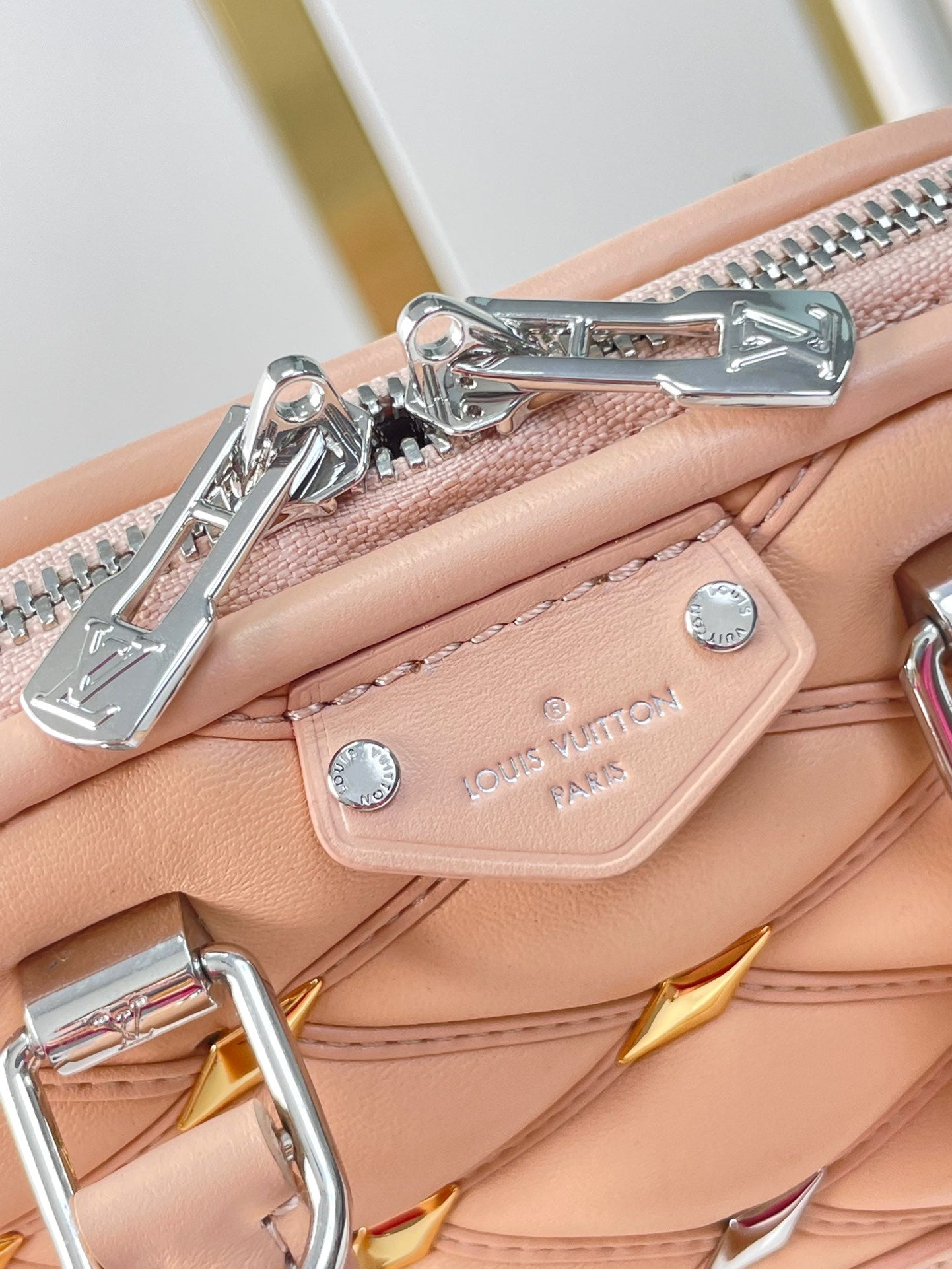 NANO ALMA 18 EN CUIR D'AGNEAU MATELASSÉ BEIGE TOSCAN, QUINCAILLERIE OR ET ARGENT