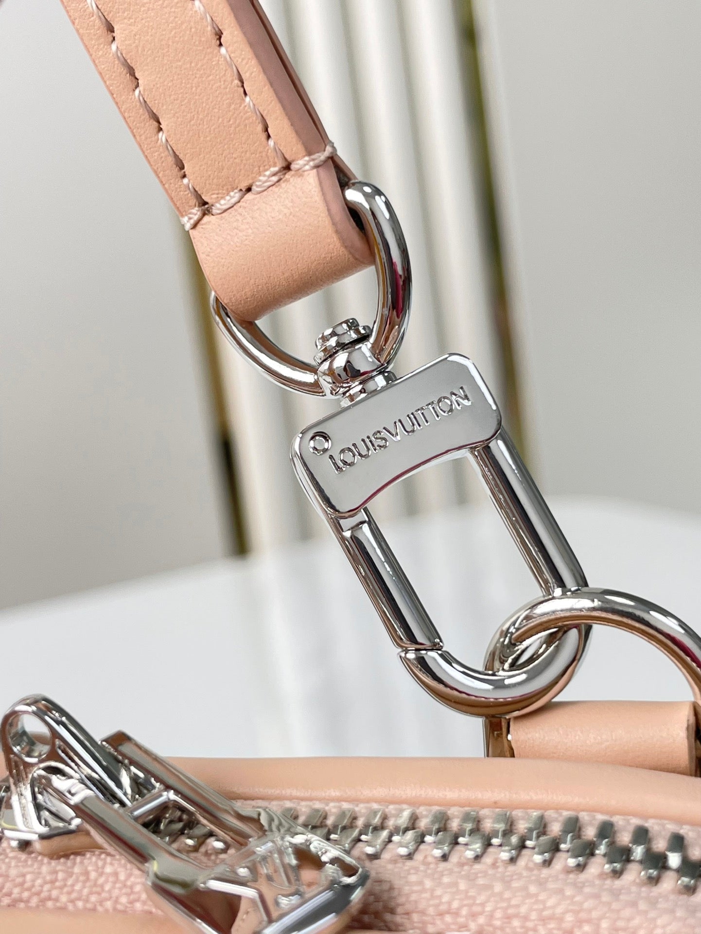 NANO ALMA 18 EN CUIR D'AGNEAU MATELASSÉ BEIGE TOSCAN, QUINCAILLERIE OR ET ARGENT