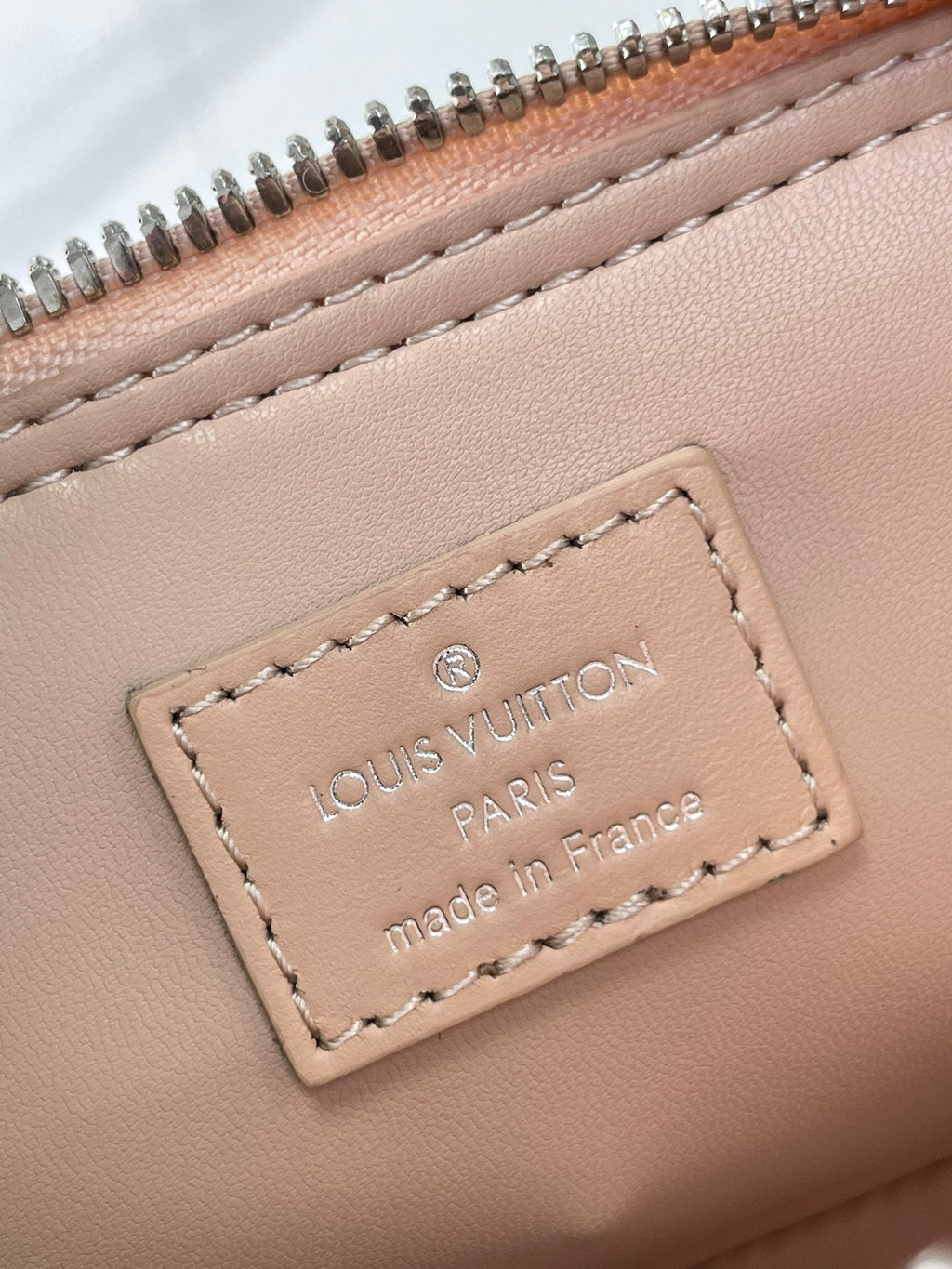 NANO ALMA 18 EN CUIR D'AGNEAU MATELASSÉ BEIGE TOSCAN, QUINCAILLERIE OR ET ARGENT