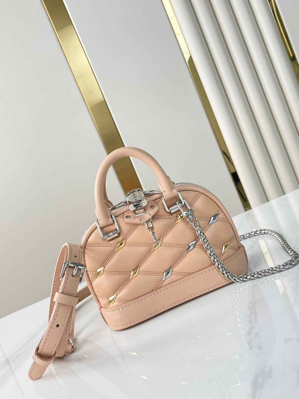 NANO ALMA 18 EN CUIR D'AGNEAU MATELASSÉ BEIGE TOSCAN, QUINCAILLERIE OR ET ARGENT