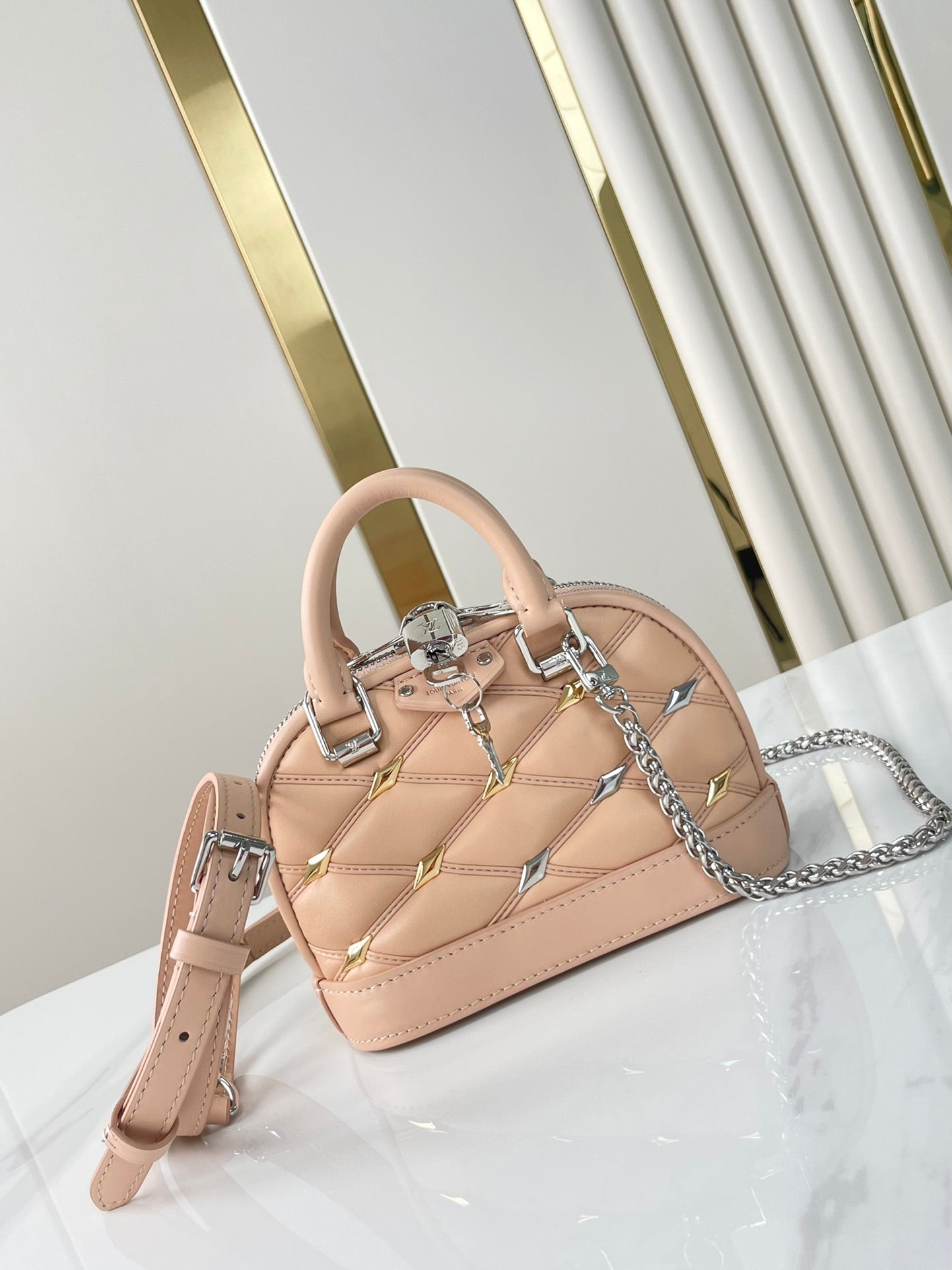 NANO ALMA 18 EN CUIR D'AGNEAU MATELASSÉ BEIGE TOSCAN, QUINCAILLERIE OR ET ARGENT
