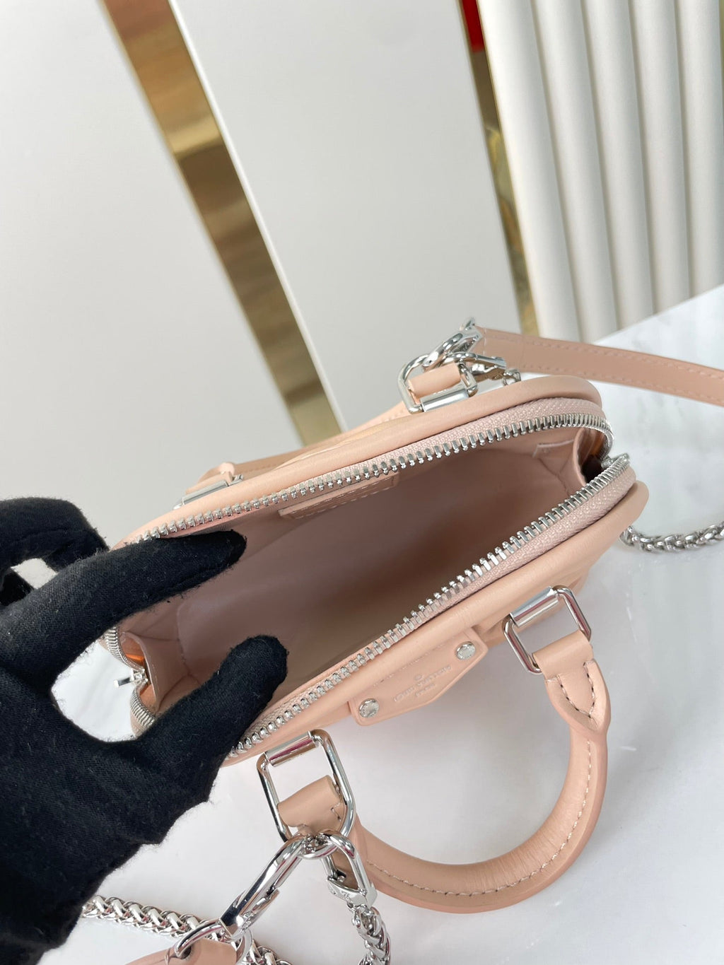 NANO ALMA 18 EN CUIR D'AGNEAU MATELASSÉ BEIGE TOSCAN, QUINCAILLERIE OR ET ARGENT