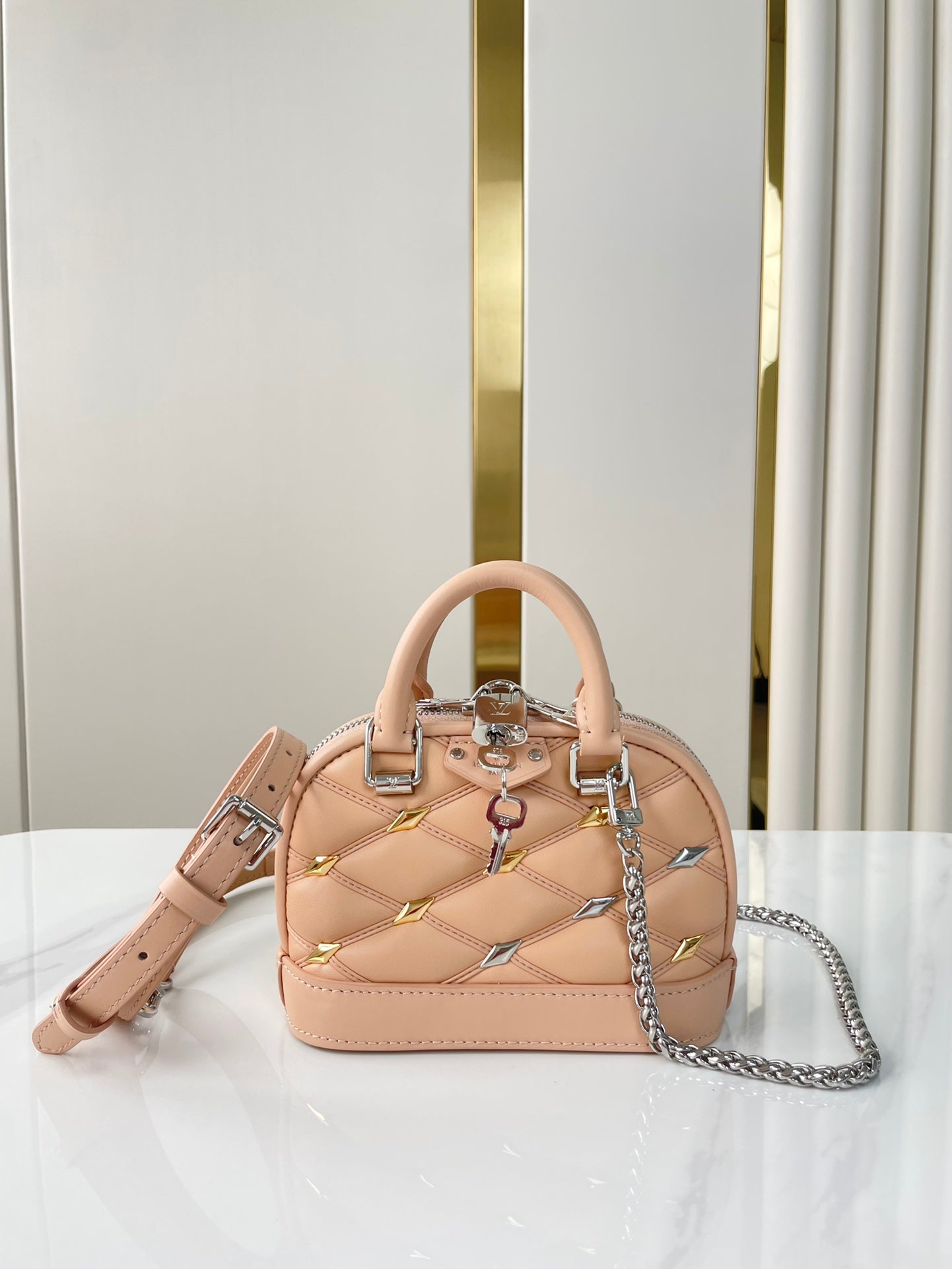 NANO ALMA 18 EN CUIR D'AGNEAU MATELASSÉ BEIGE TOSCAN, QUINCAILLERIE OR ET ARGENT