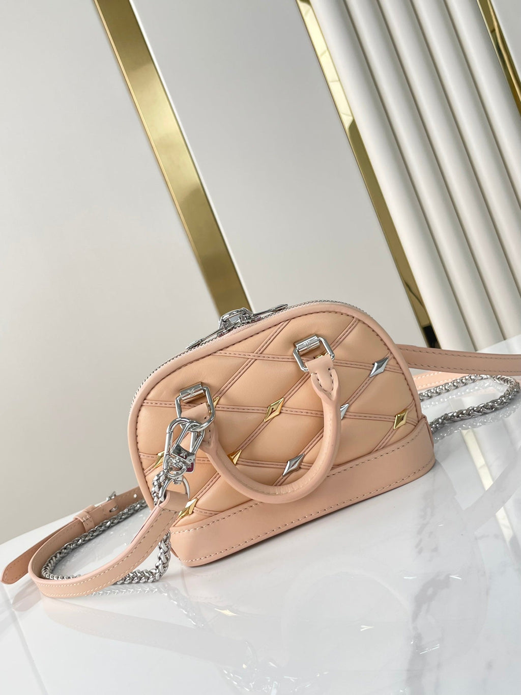 NANO ALMA 18 EN CUIR D'AGNEAU MATELASSÉ BEIGE TOSCAN, QUINCAILLERIE OR ET ARGENT