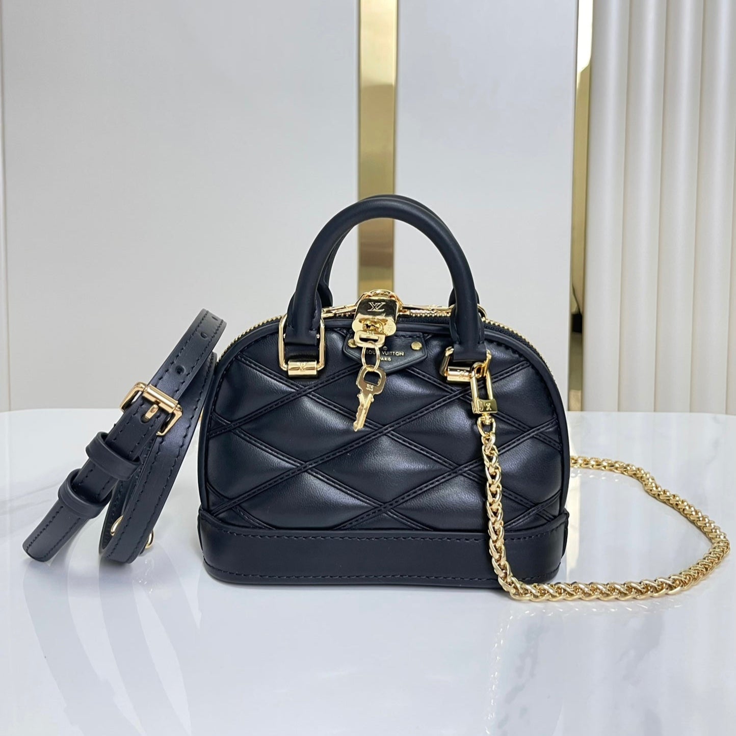 NANO ALMA 18 EN CUIR D'AGNEAU MATELASSÉ NOIR QUINCAILLERIE DORÉ