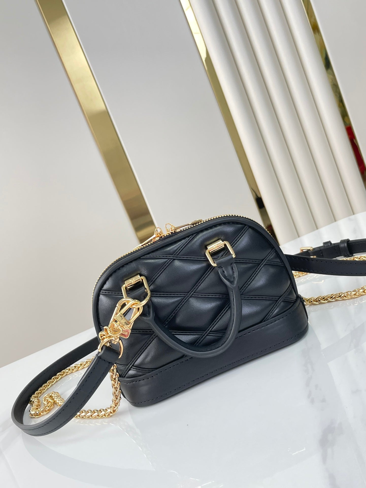 NANO ALMA 18 EN CUIR D'AGNEAU MATELASSÉ NOIR QUINCAILLERIE DORÉ