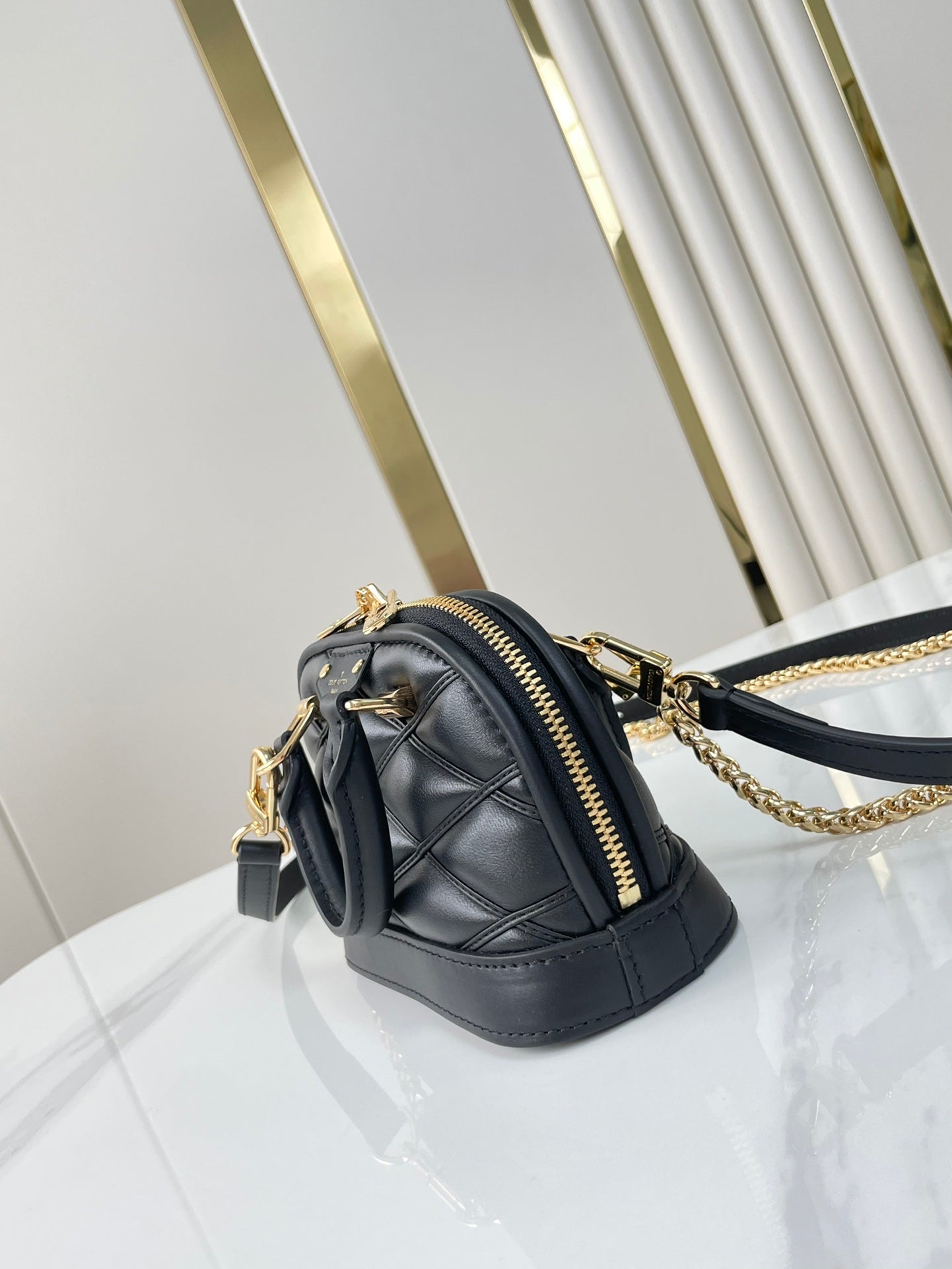 NANO ALMA 18 EN CUIR D'AGNEAU MATELASSÉ NOIR QUINCAILLERIE DORÉ