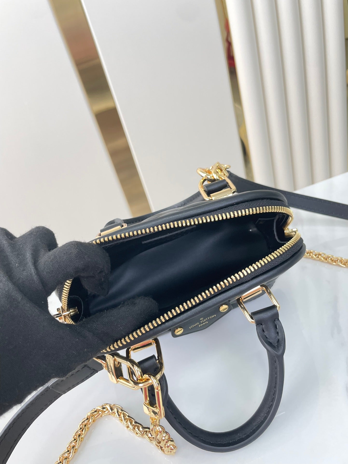 NANO ALMA 18 EN CUIR D'AGNEAU MATELASSÉ NOIR QUINCAILLERIE DORÉ
