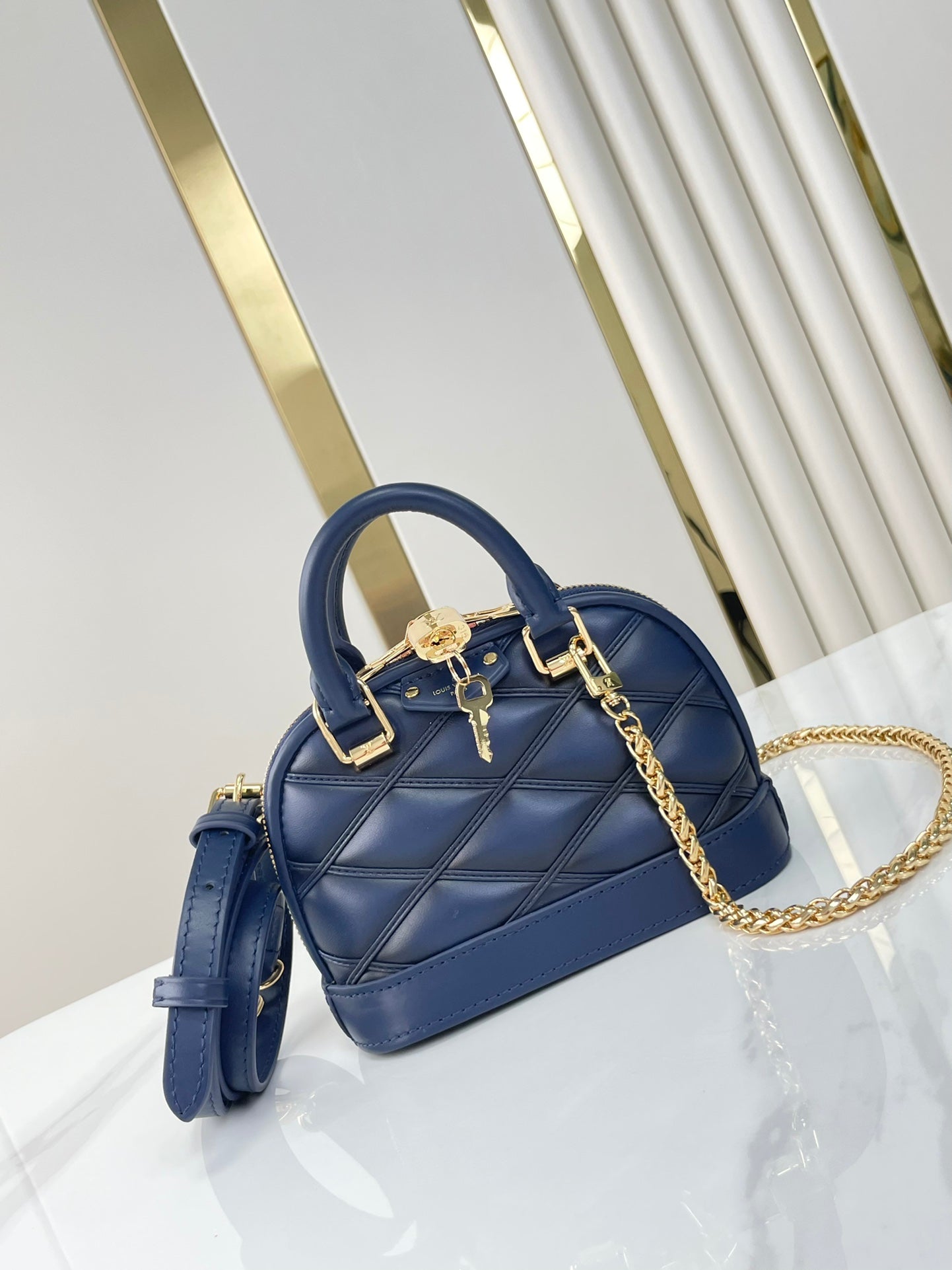 NANO ALMA 18 EN CUIR D'AGNEAU MATELASSÉ BLEU MARINE QUINCAILLERIE DORÉ